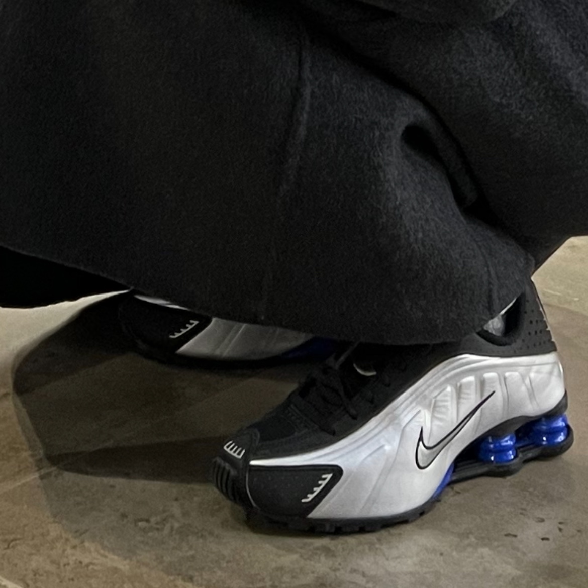 (W) Nike Shox R4 Metallic Silver and Black 착용 스타일 - 2