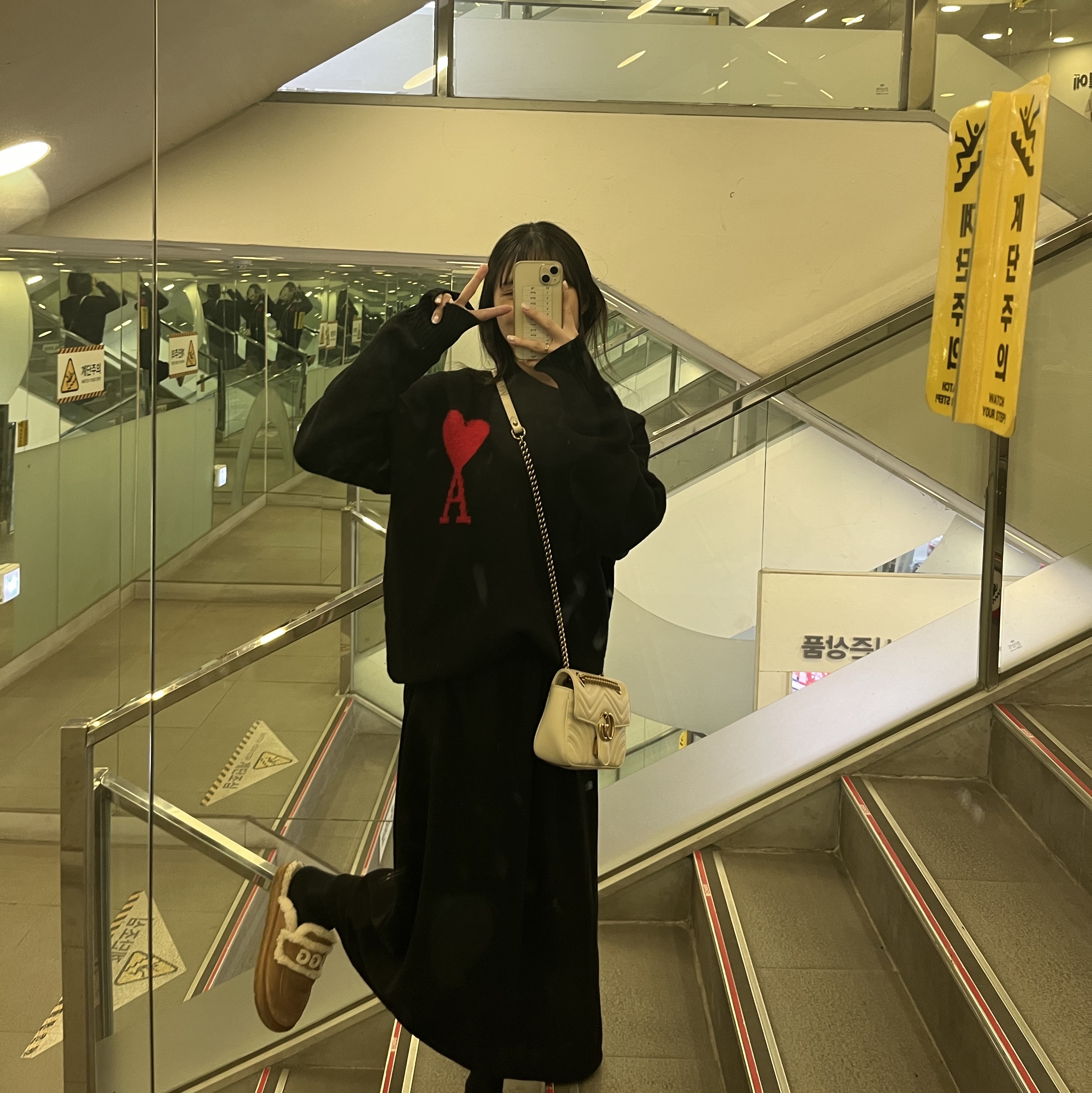 AMI de Coeur Oversize Intarsia Sweater Black Red 착용 스타일