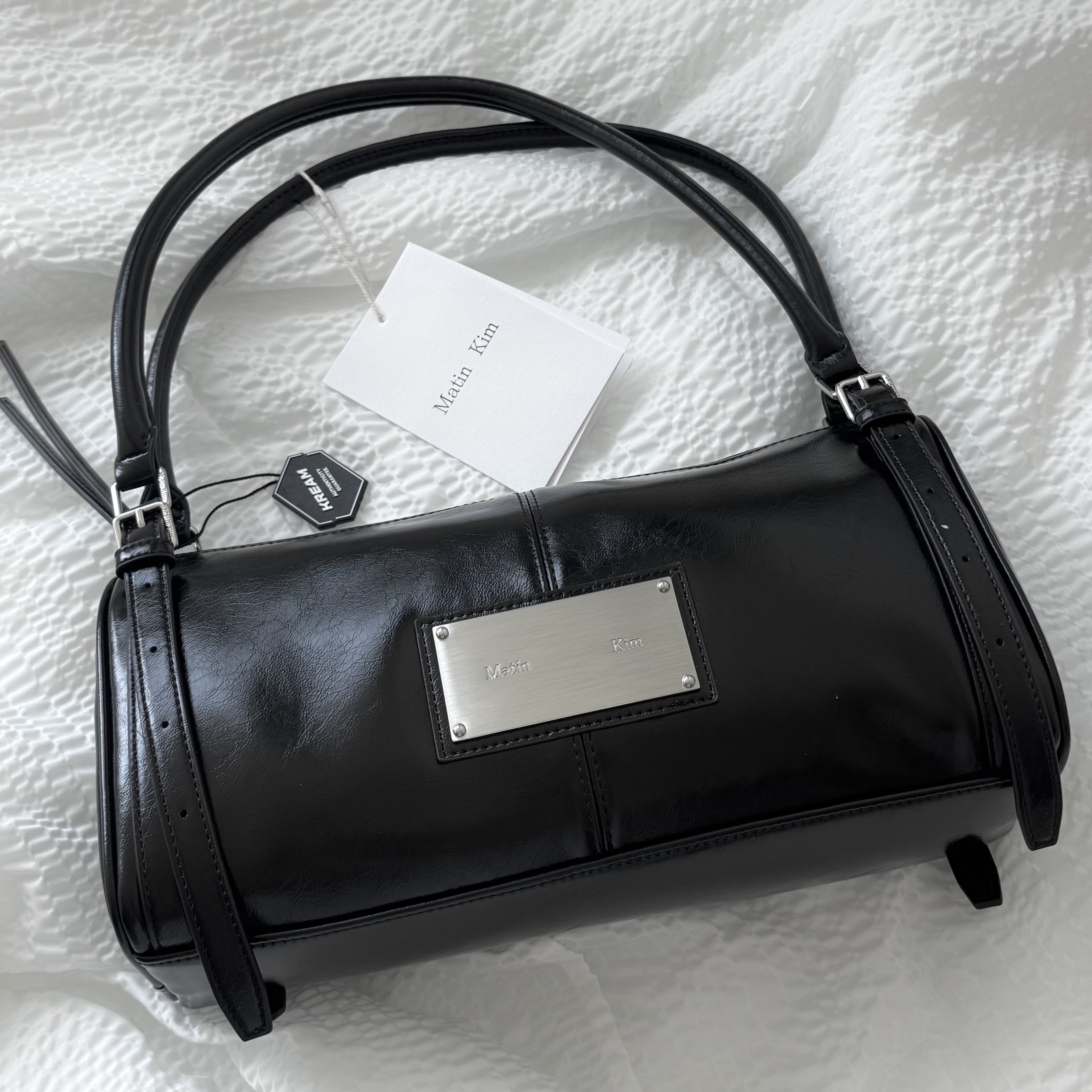 Matin Kim Buckle Strap Shoulder Bag Black 착용 스타일 - 2