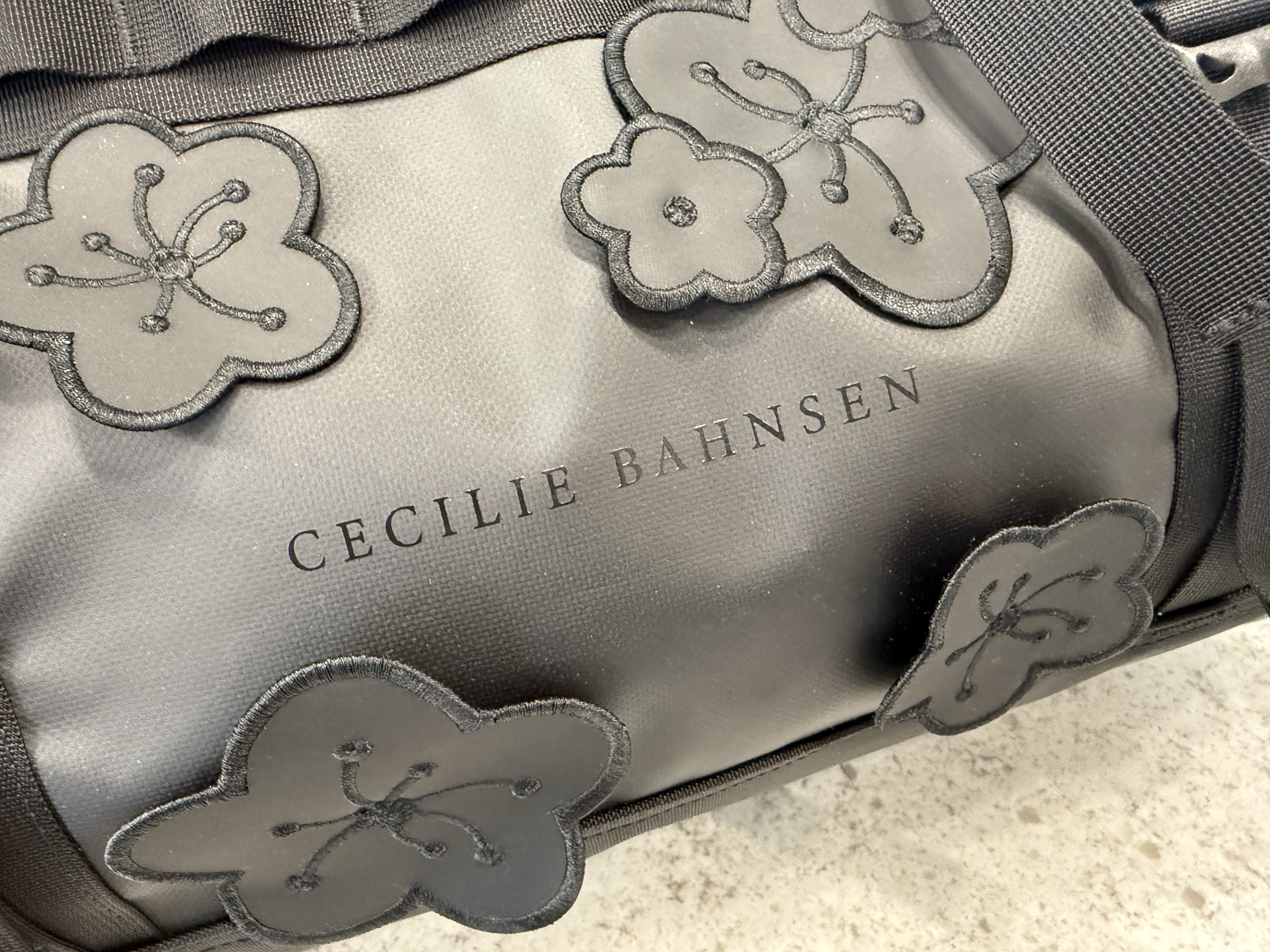 The North Face x Cecilie Bahnsen Base Camp Duffle M Black 착용 스타일 - 4