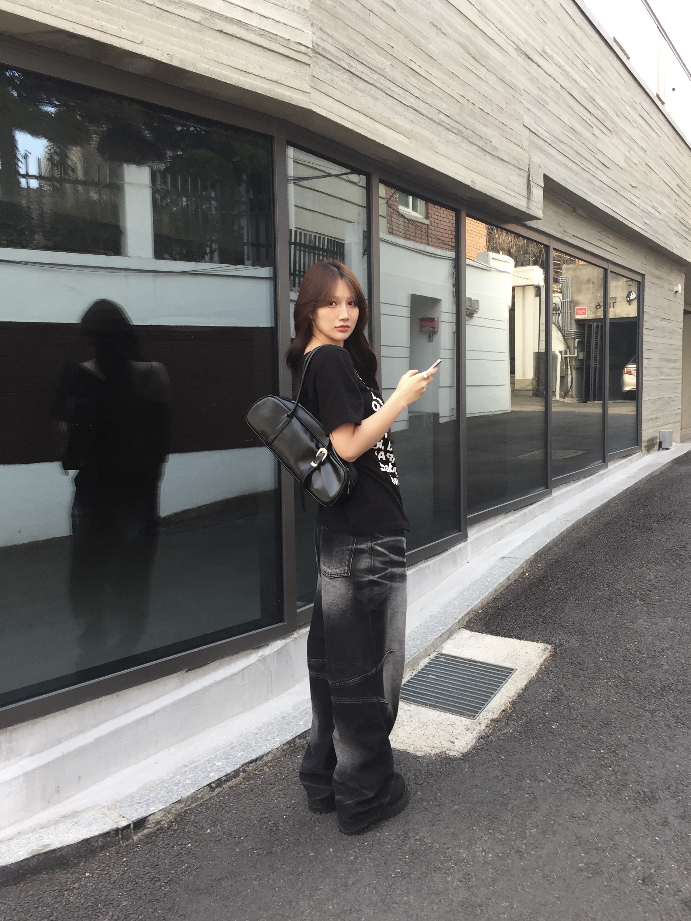 BLR Embossed Wave Washing Wide Denim Pants Black 착용 스타일 - 5