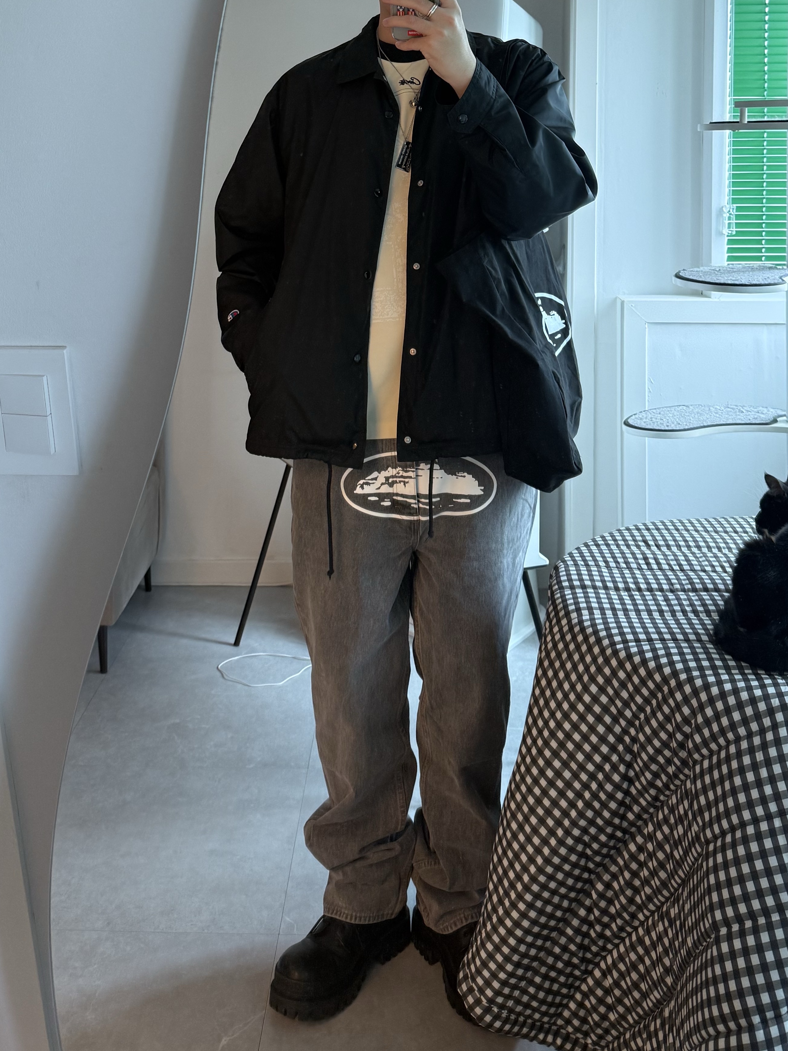 Corteiz HMP Vintage Jersey Cream Black, Corteiz Island Baggy Jeans Light Grey 착용 스타일 - 1