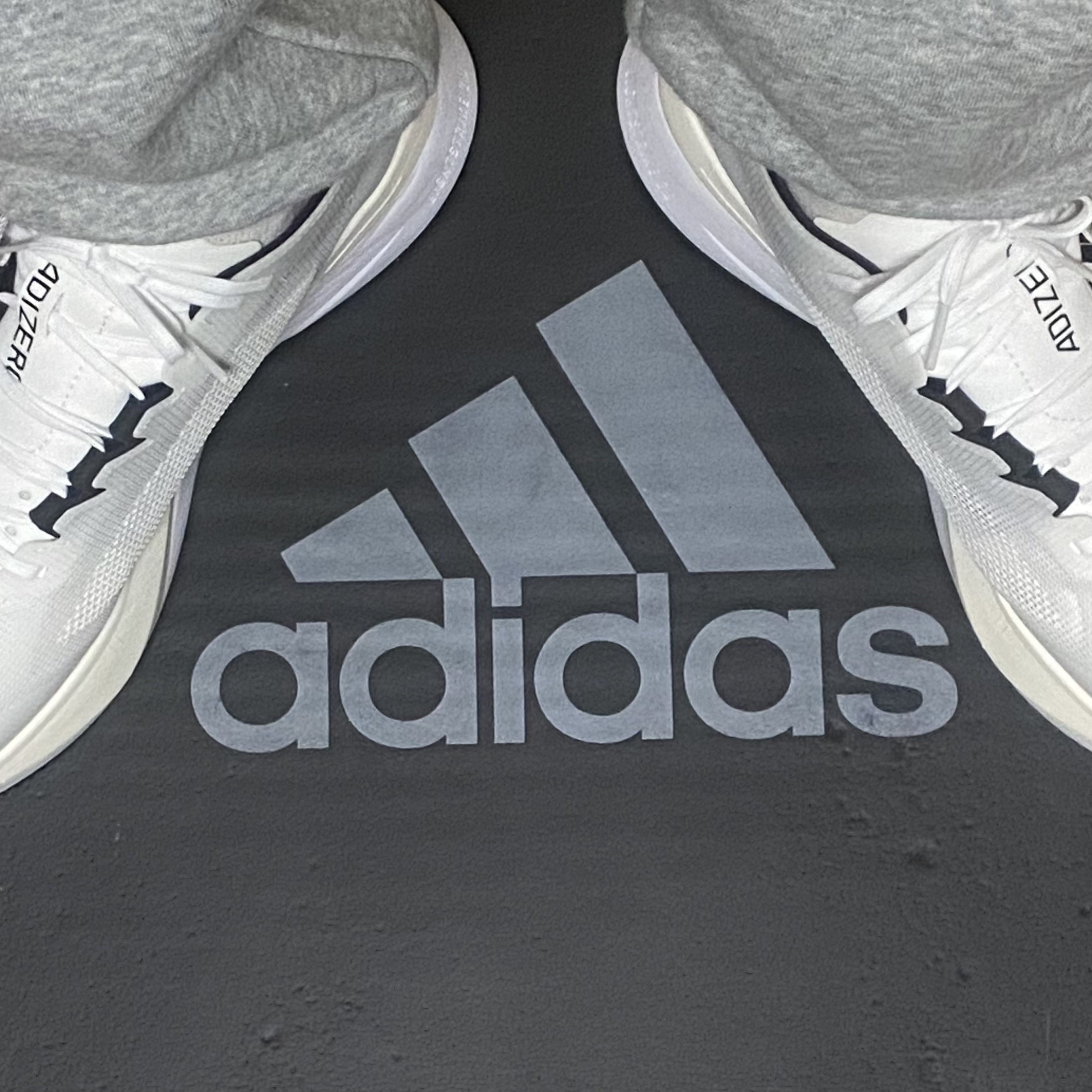 Adidas Adizero Boston 12 Cloud White Core Black Night Metallic 착용 스타일 - 1