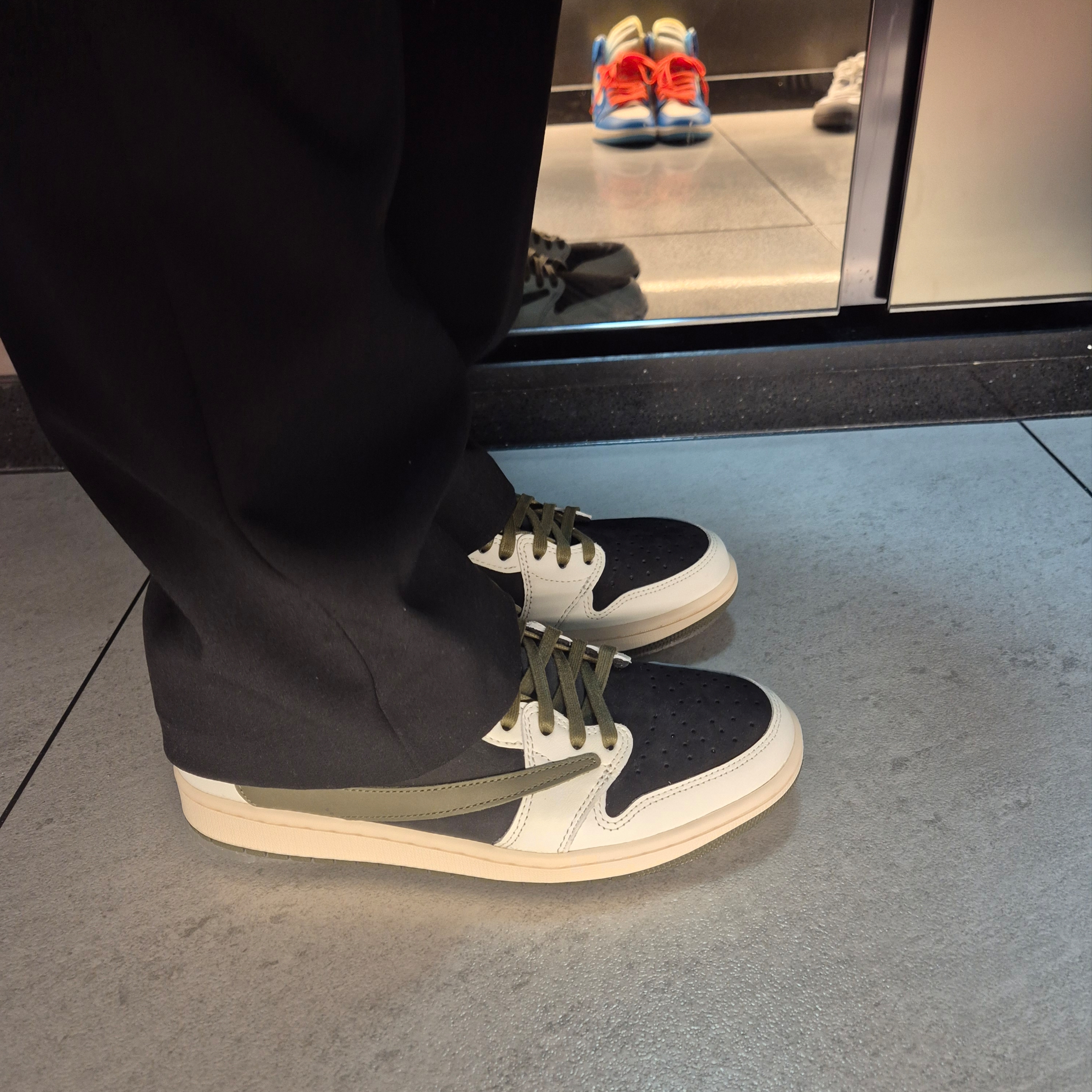 (W) Jordan 1 x Travis Scott Retro Low OG SP Medium Olive 착용 스타일 - 7