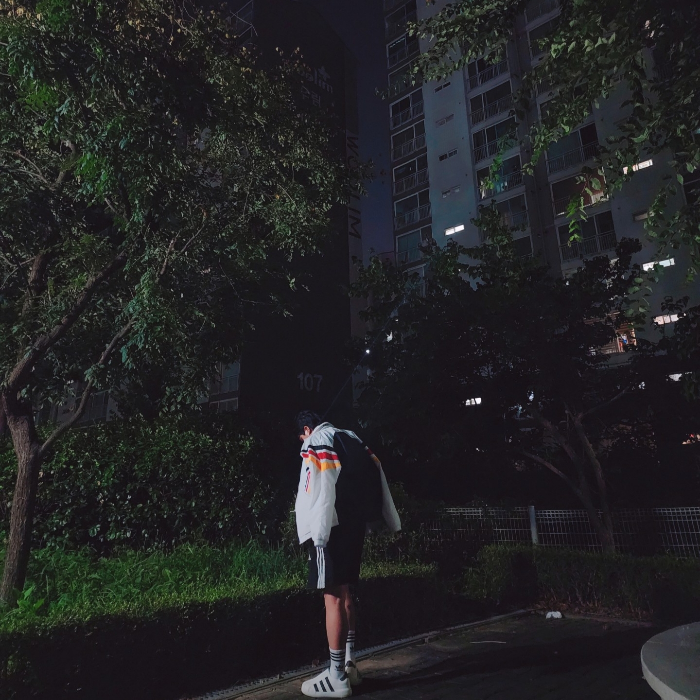 아디다스 독일 1996 우븐 트랙 자켓 화이트 - KR 사이즈, 아디다스 아디폼 슈퍼스타 코어 화이트 착용 스타일