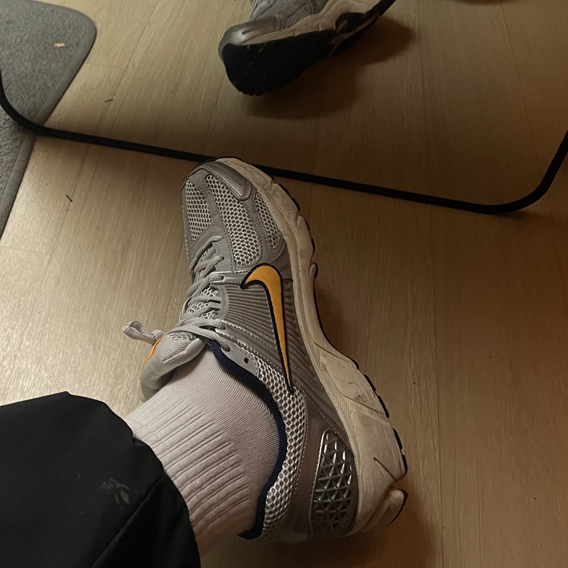 Nike Zoom Vomero 5 Pure Platinum and Laser Orange 착용 스타일 - 2