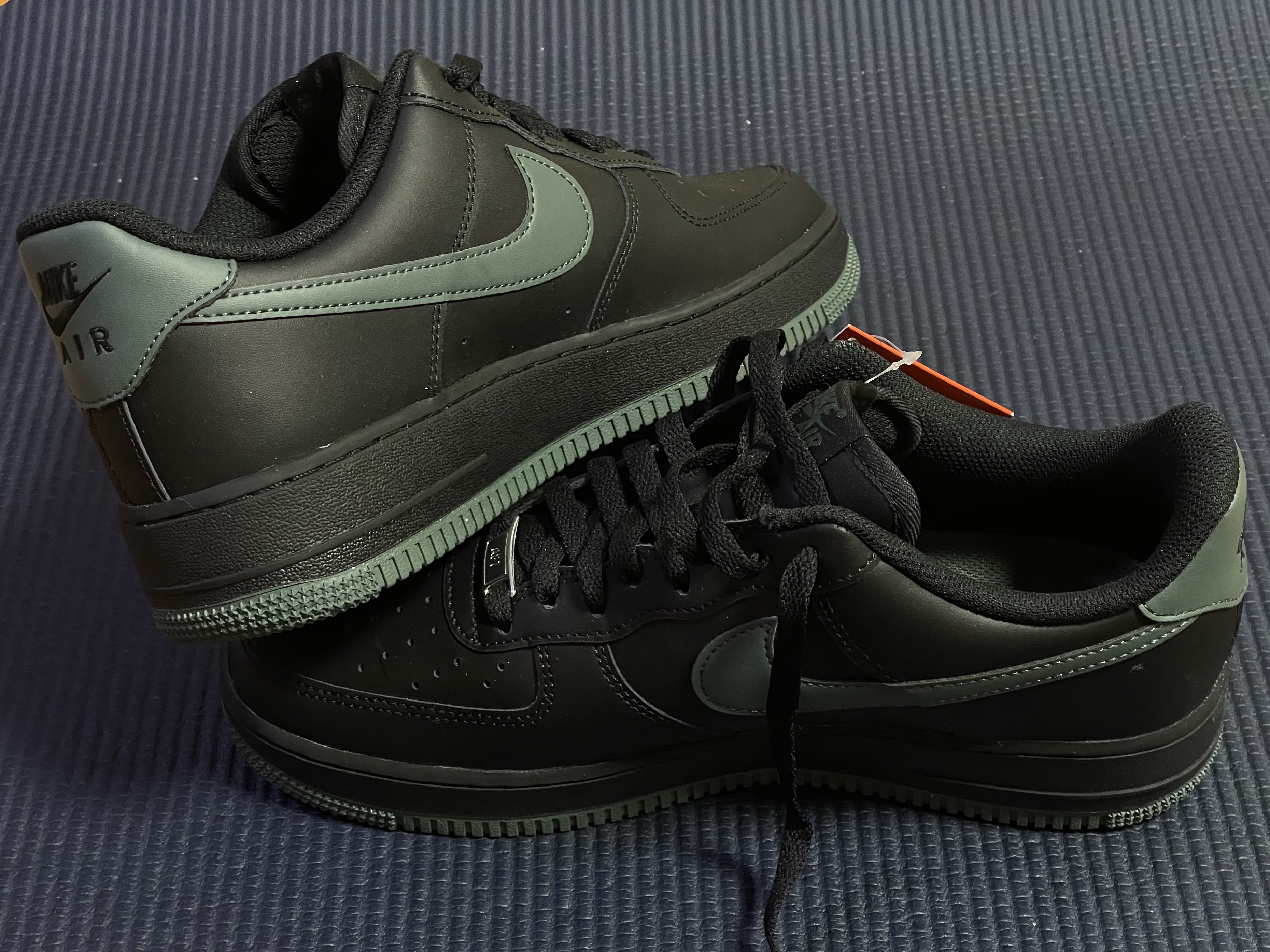 Nike Air Force 1 '07 Black Vintage Green 착용 스타일 - 3