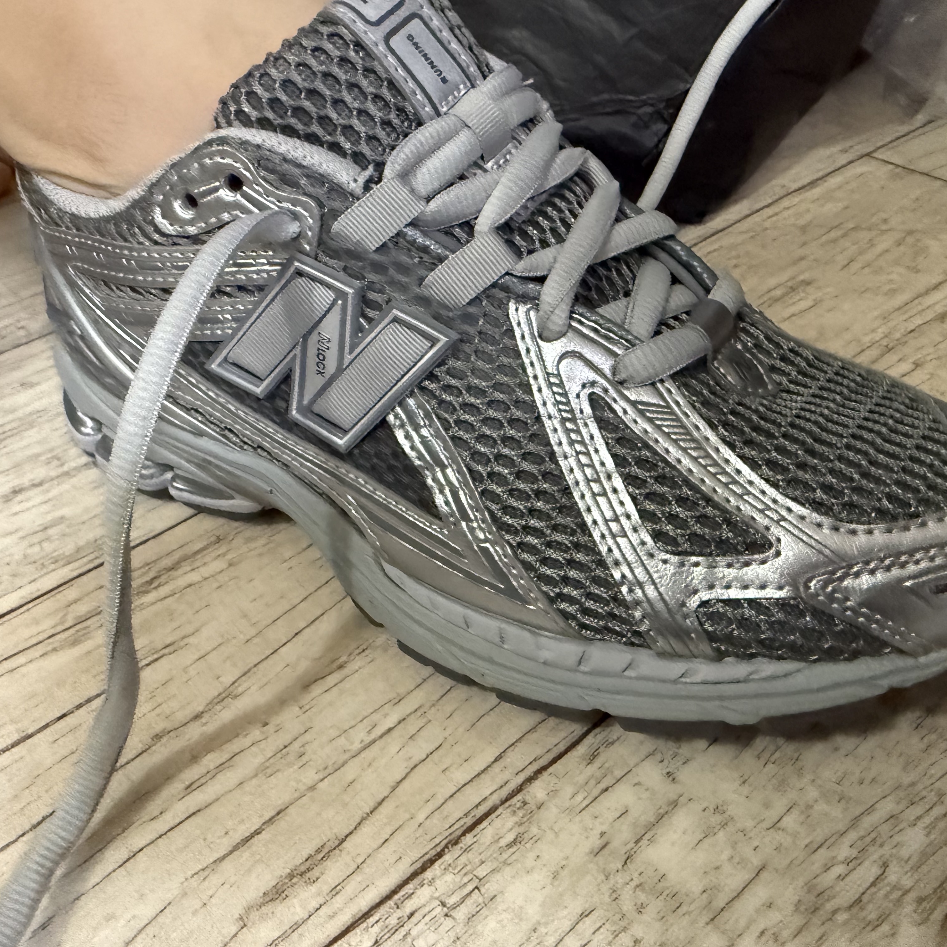 New Balance 1906R Harbor Grey Silver Metalic 착용 스타일 - 1