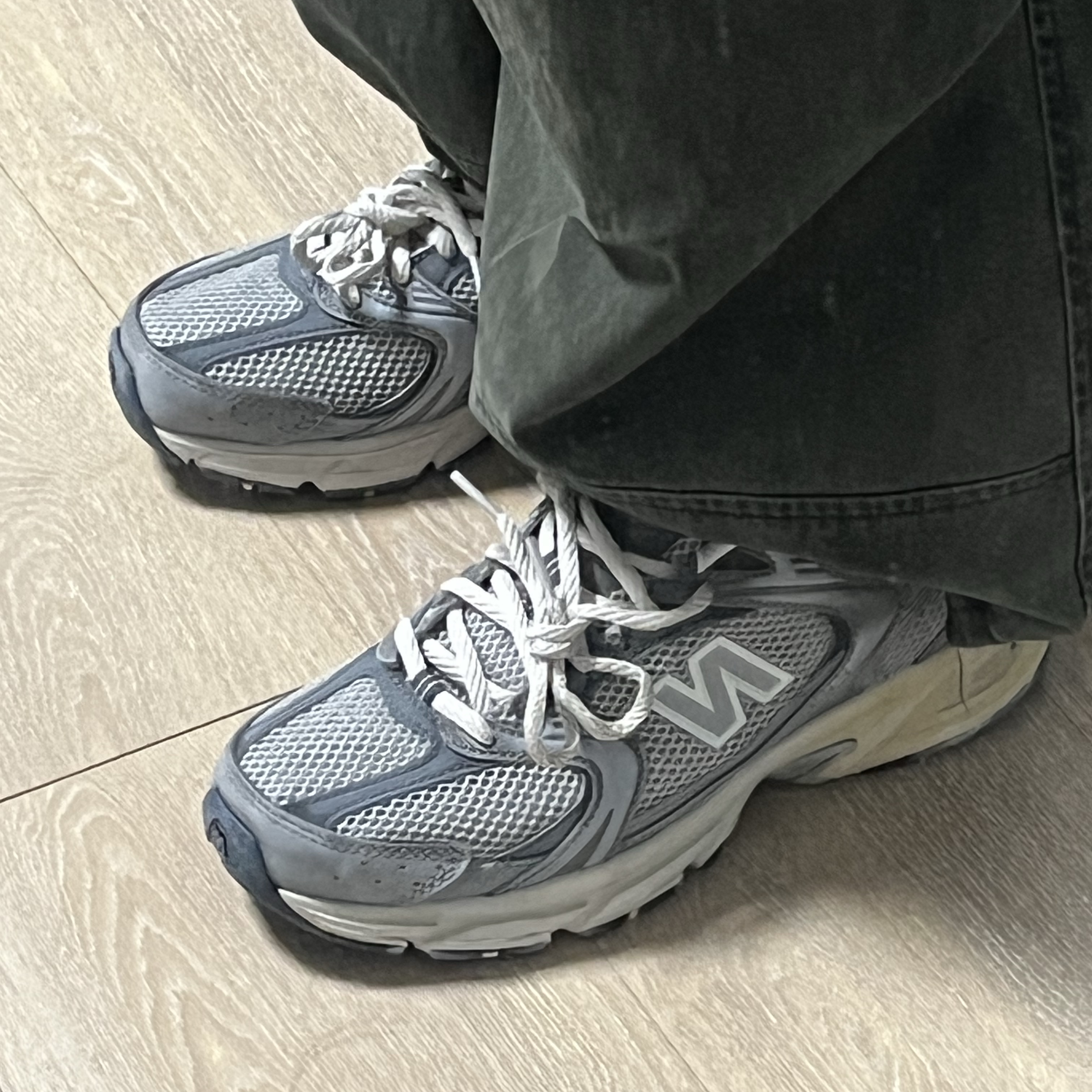 New Balance 530 Premium Vintage Grey Matter 착용 스타일 - 1