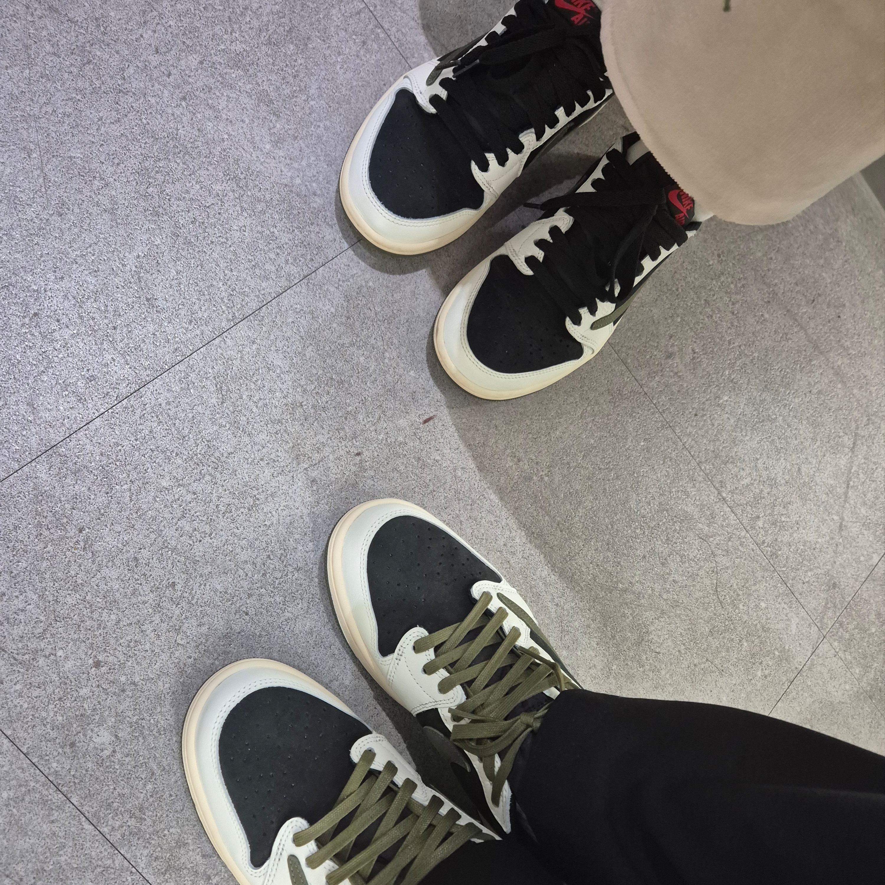 (W) Jordan 1 x Travis Scott Retro Low OG SP Medium Olive 착용 스타일 - 1