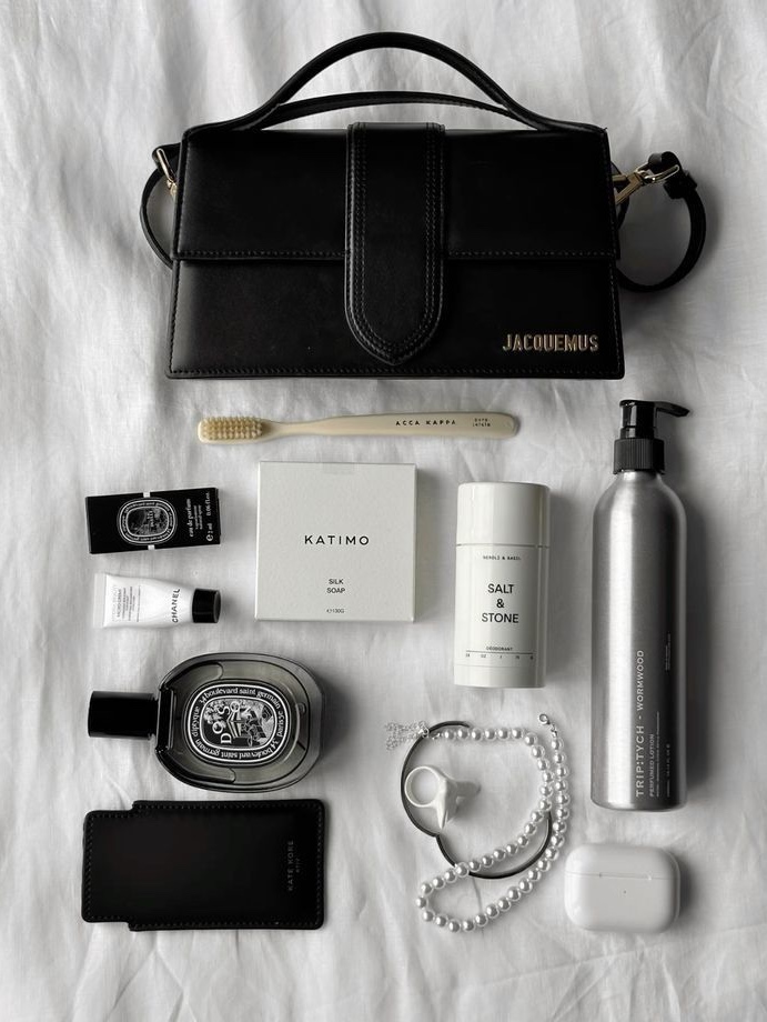 Jacquemus Le Bambino Small Crossbody Strap Bag Black, Diptyque Do Son Eau De Parfum 75ml 착용 스타일