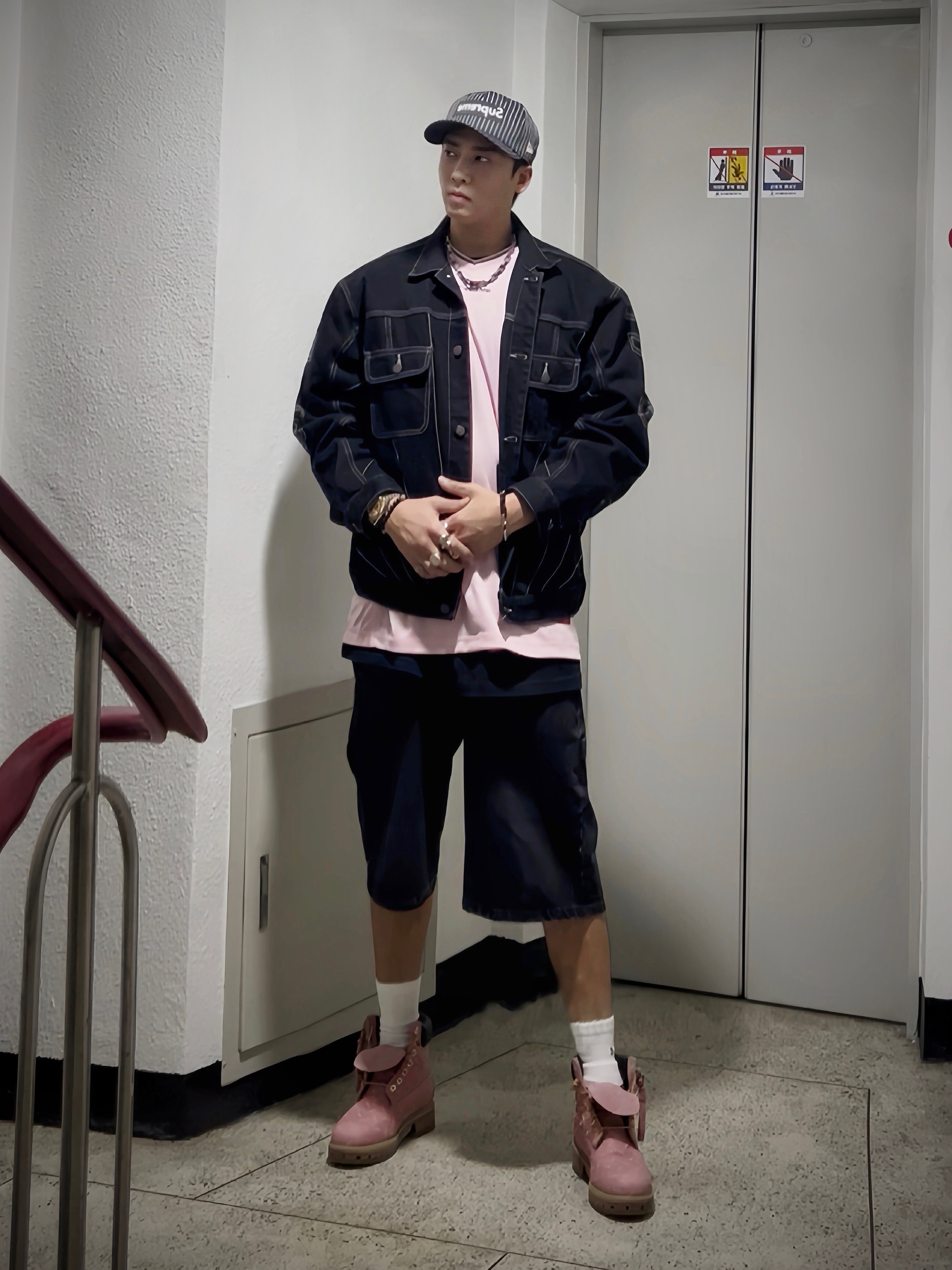 Supreme Emo T-Shirt Black - 24FW, Supreme Jacquard Rib Football Jersey Pink - 24FW 착용 스타일 - 2