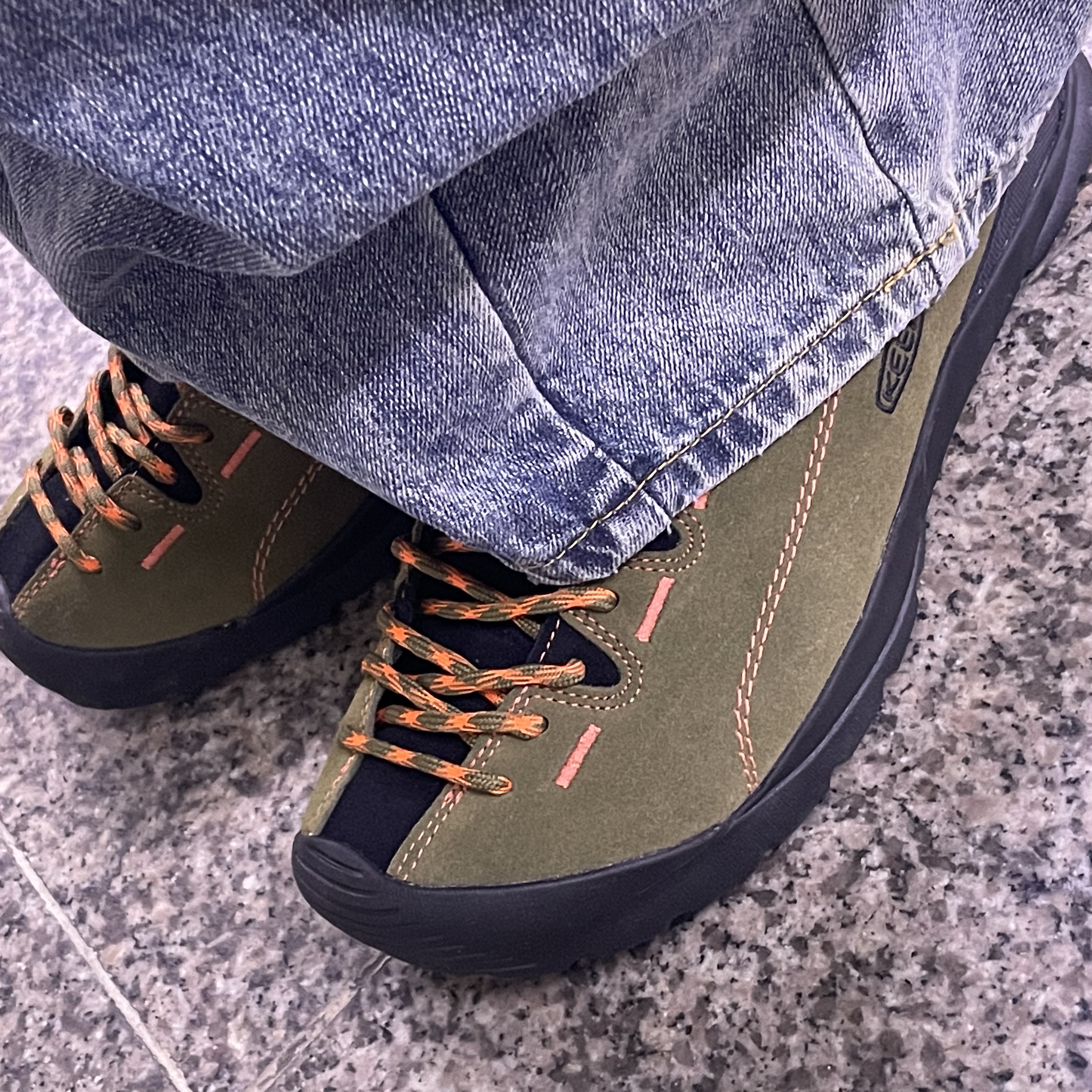 Keen Jasper Suede Sneakers Dark Olive Scarlet Ibis 착용 스타일
