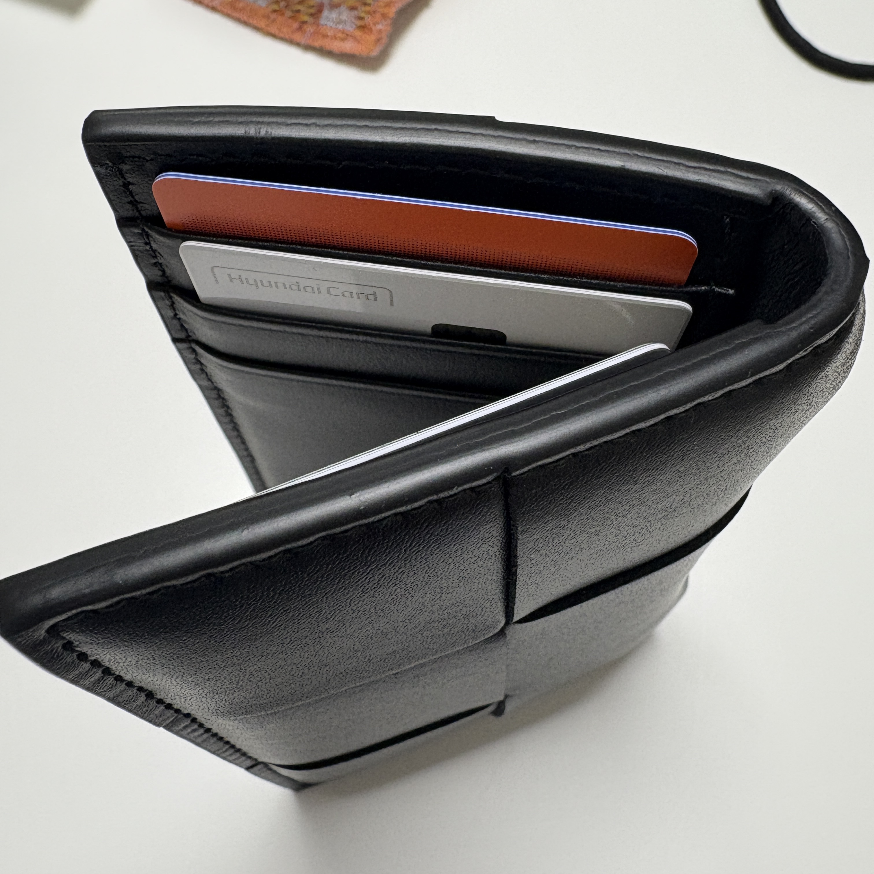 Bottega Veneta Flap Card Case Black 착용 스타일