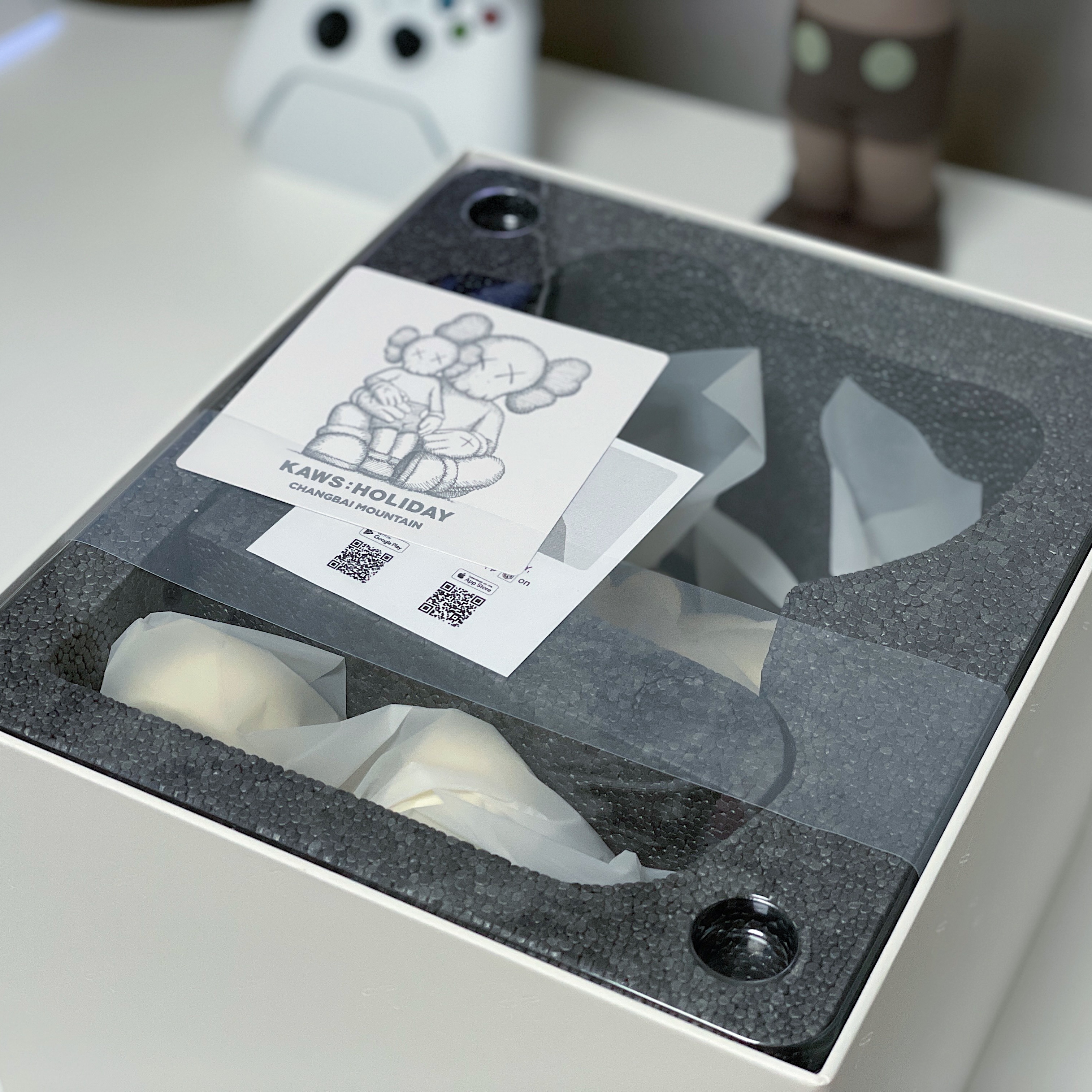 Kaws Holiday Changbai Mountain Vinyl Figure Snowy White, Kaws Holiday UK Vinyl Figure Brown 착용 스타일 - 2
