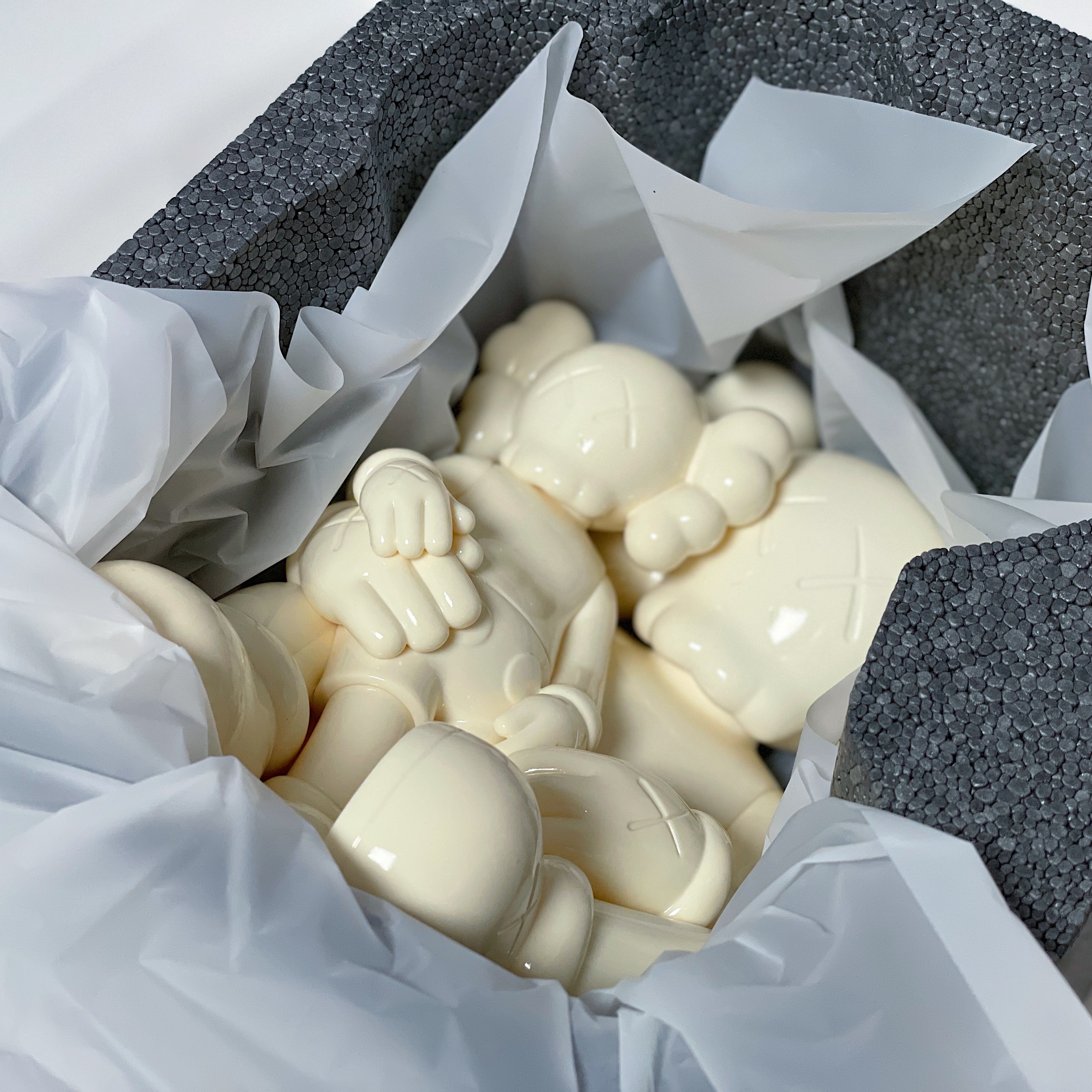 Kaws Holiday Changbai Mountain Vinyl Figure Snowy White, Kaws Holiday UK Vinyl Figure Brown 착용 스타일 - 3