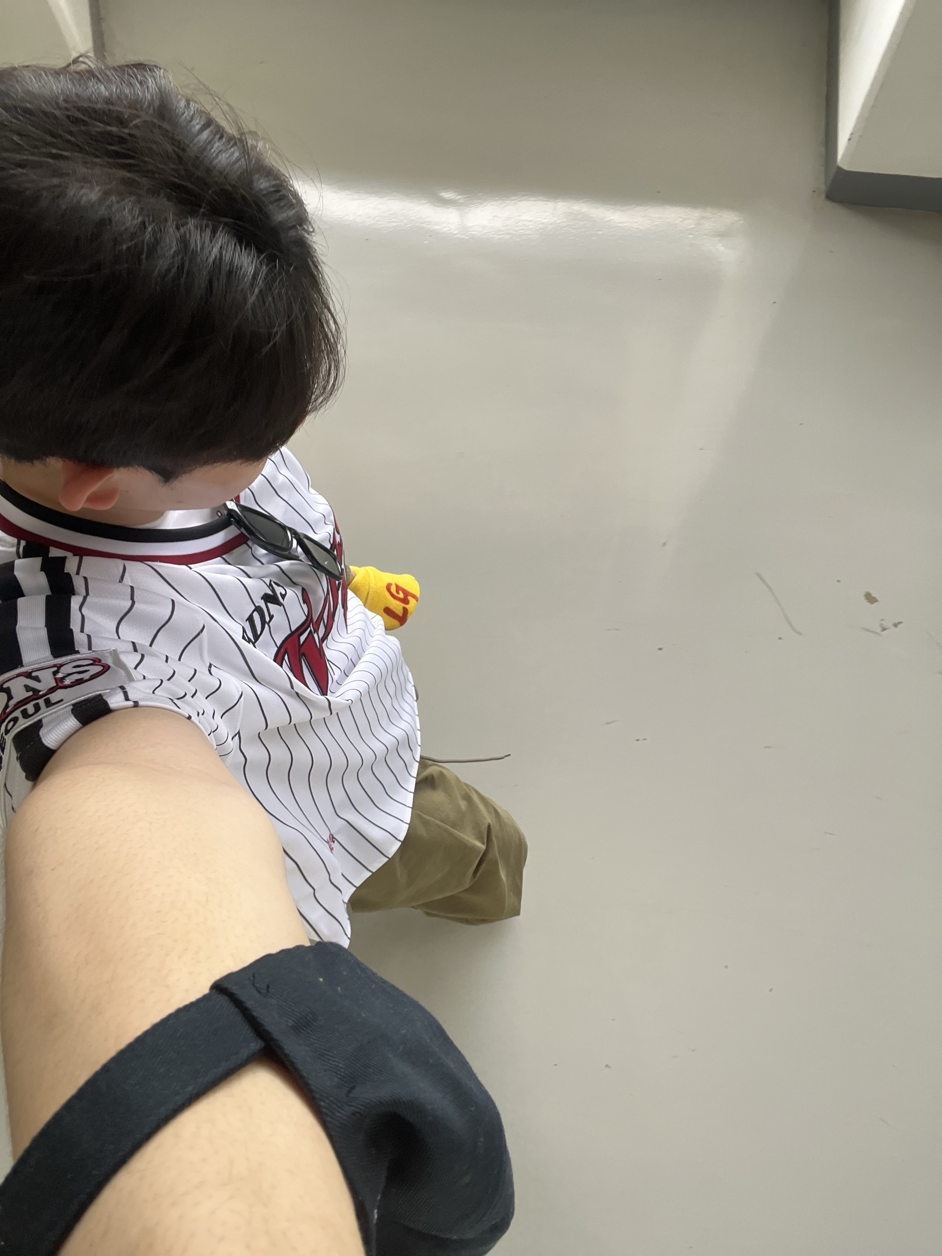 BDNS x LG TWINS Classic Logo Stripe Baseball Jersey White (Non Marking Ver.), BDNS x LG TWINS Dugout Jacket Navy 착용 스타일 - 2
