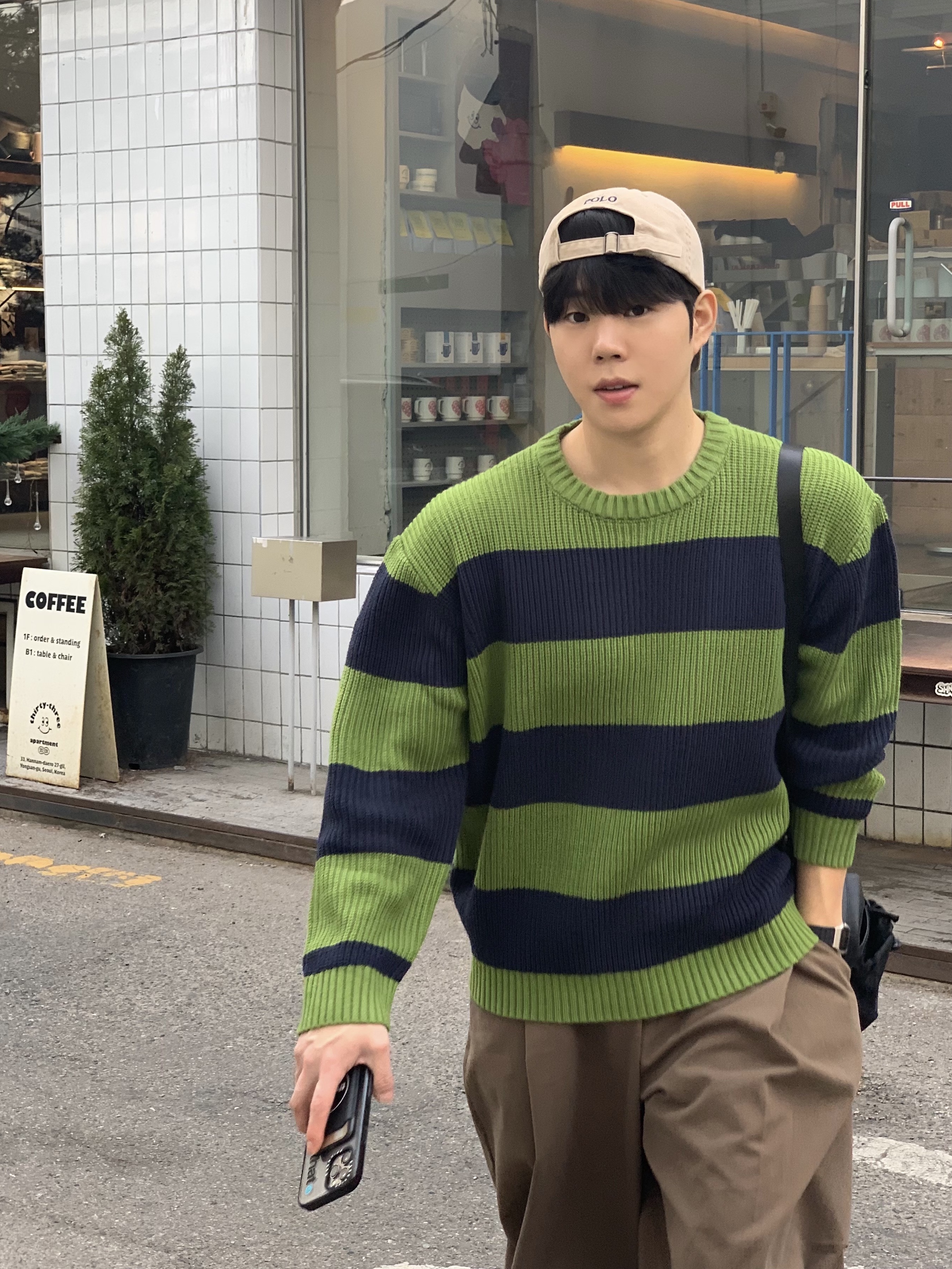 아디다스 런던 코어 블랙 그린 착용 스타일 - 2