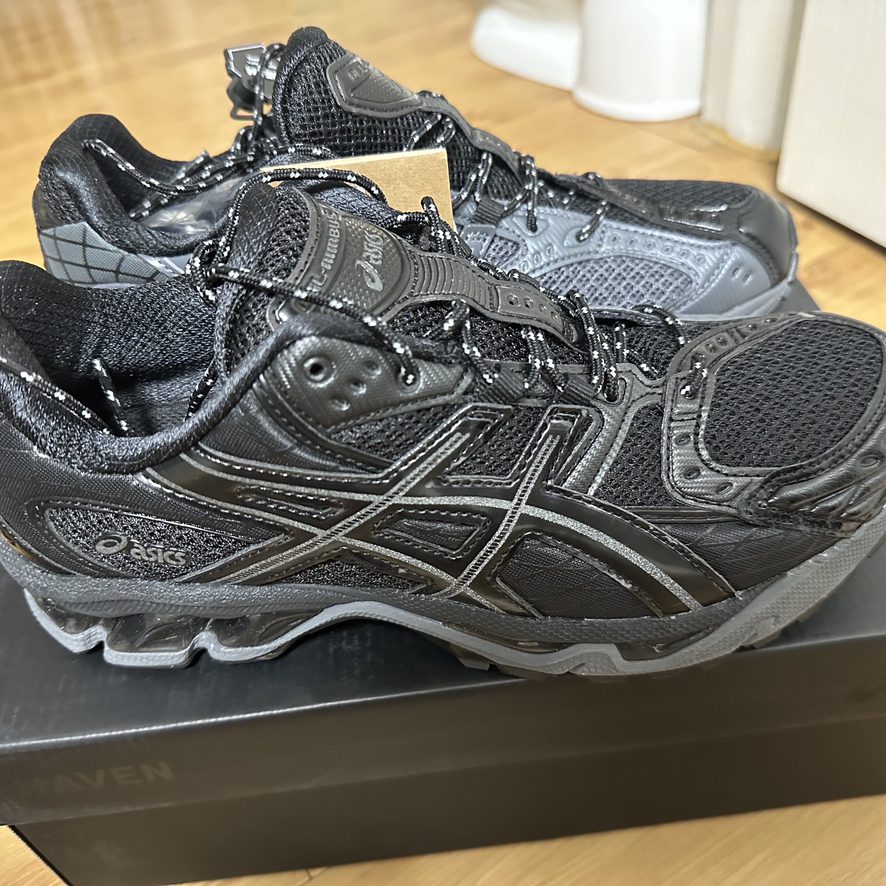Asics x Haven Gel-Nimbus 10.1 Black 착용 스타일 - 1