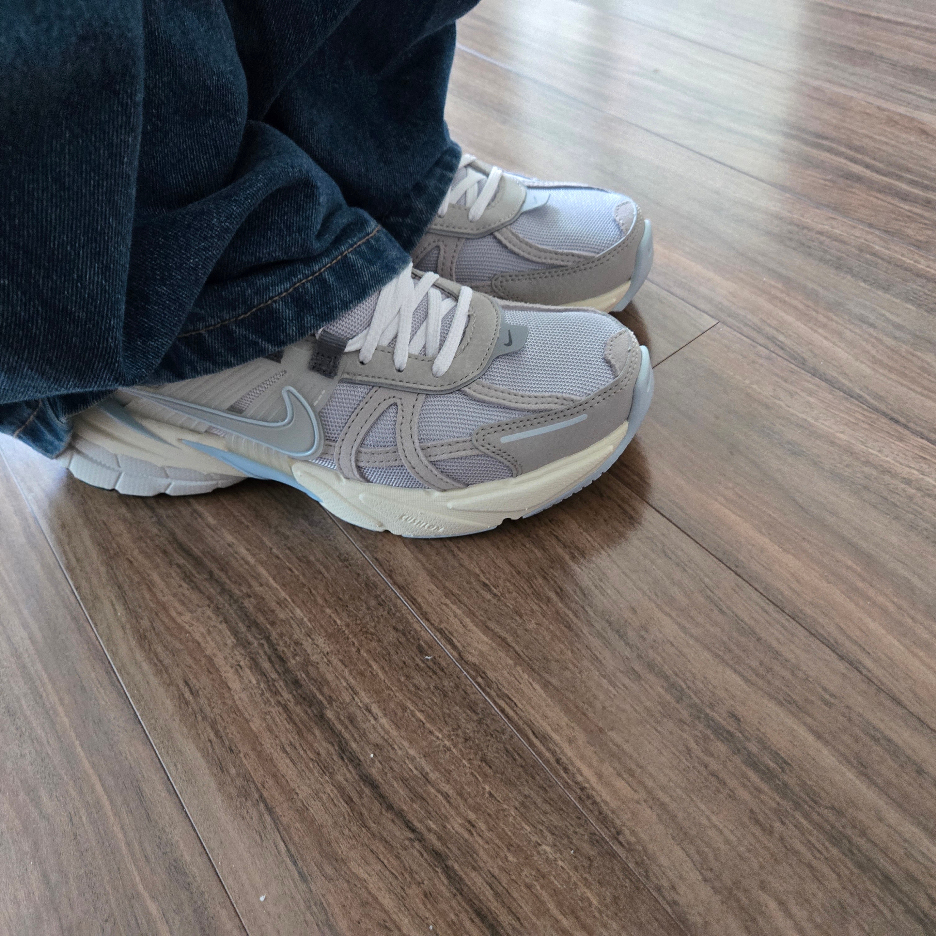 Nike V2K Run Light Bone Metallic Platinum 착용 스타일 - 2
