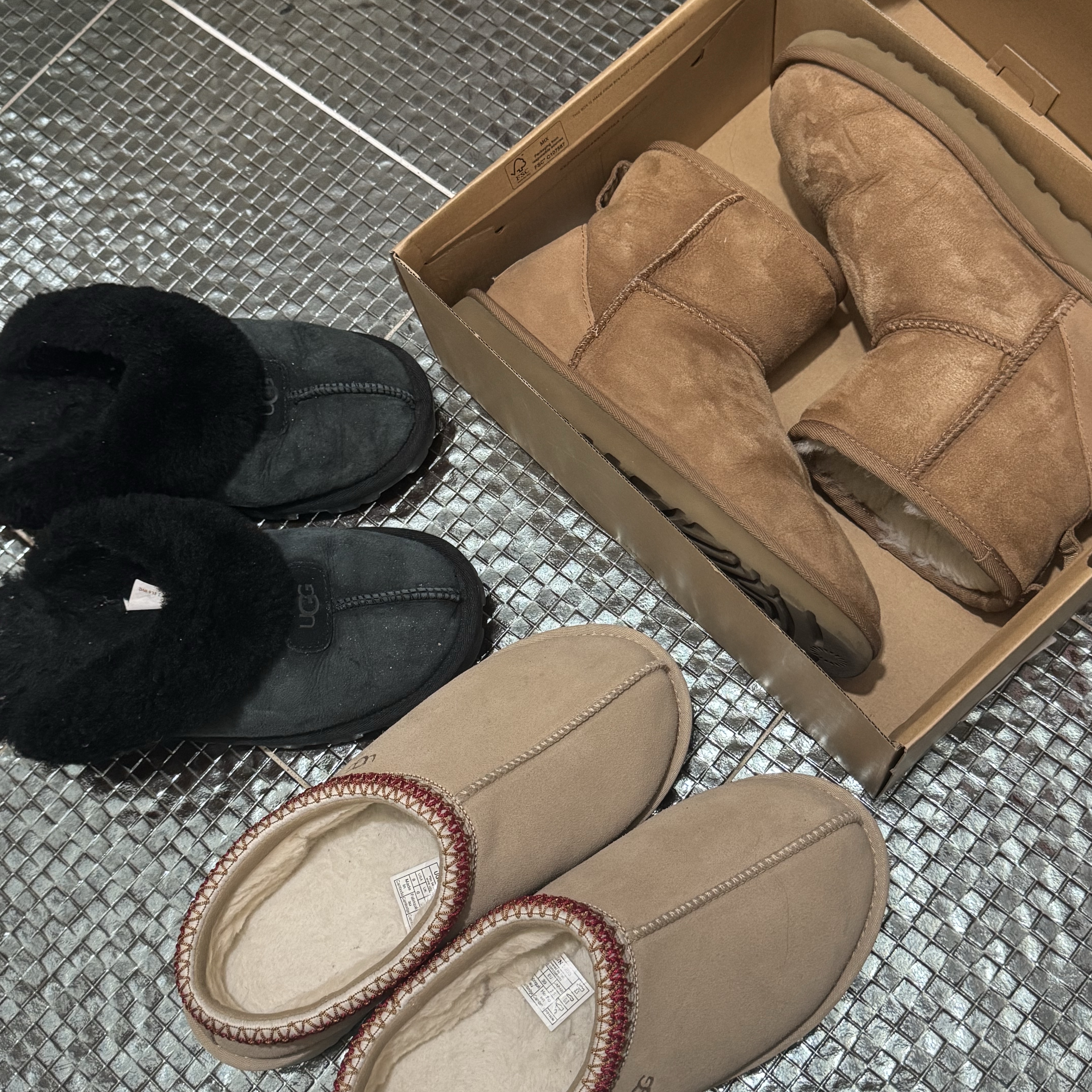 (W) UGG Tasman Slipper Sand Dark Cherry, (W) UGG Coquette Slipper Black 착용 스타일