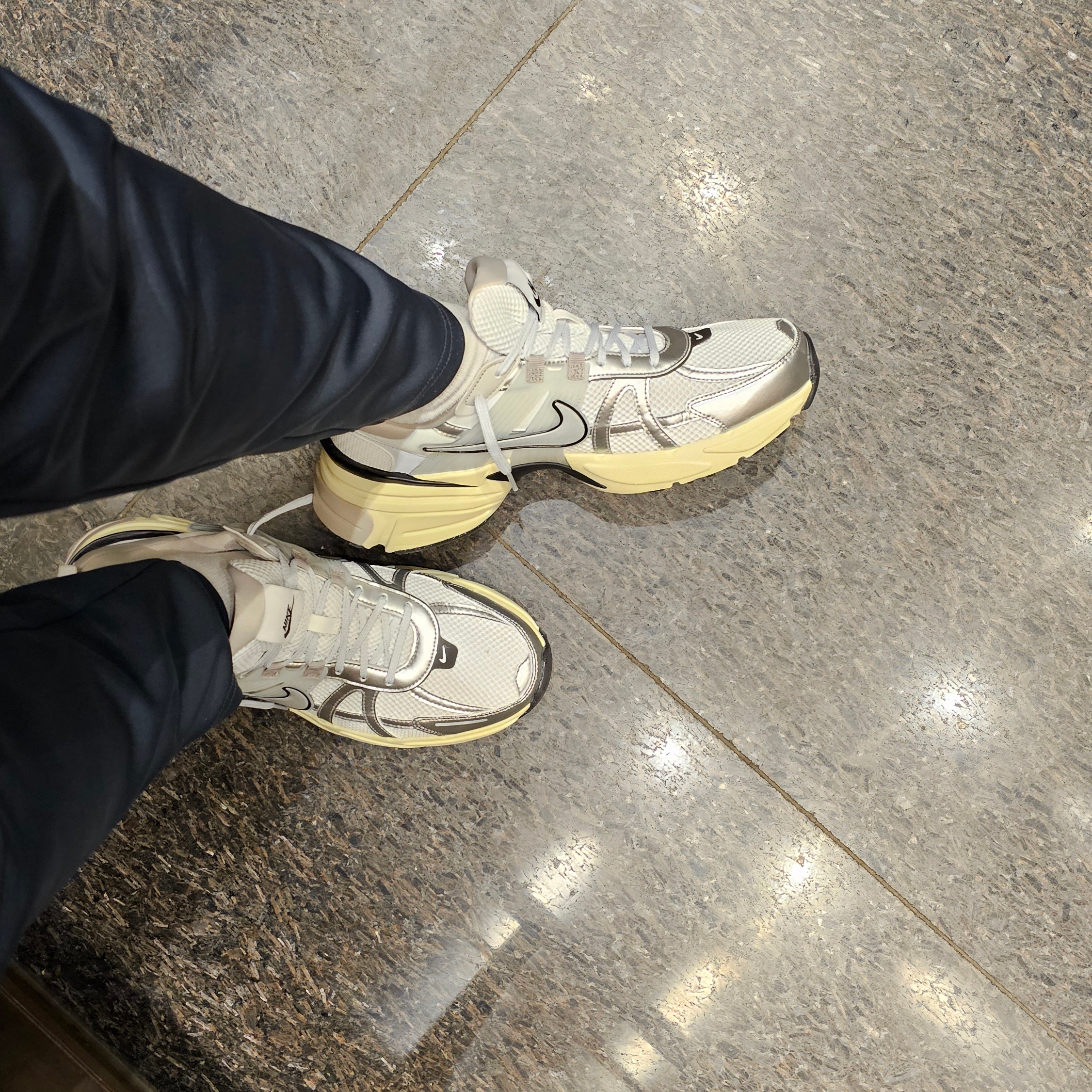 Nike V2K Run Summit White Metallic Silver 착용 스타일