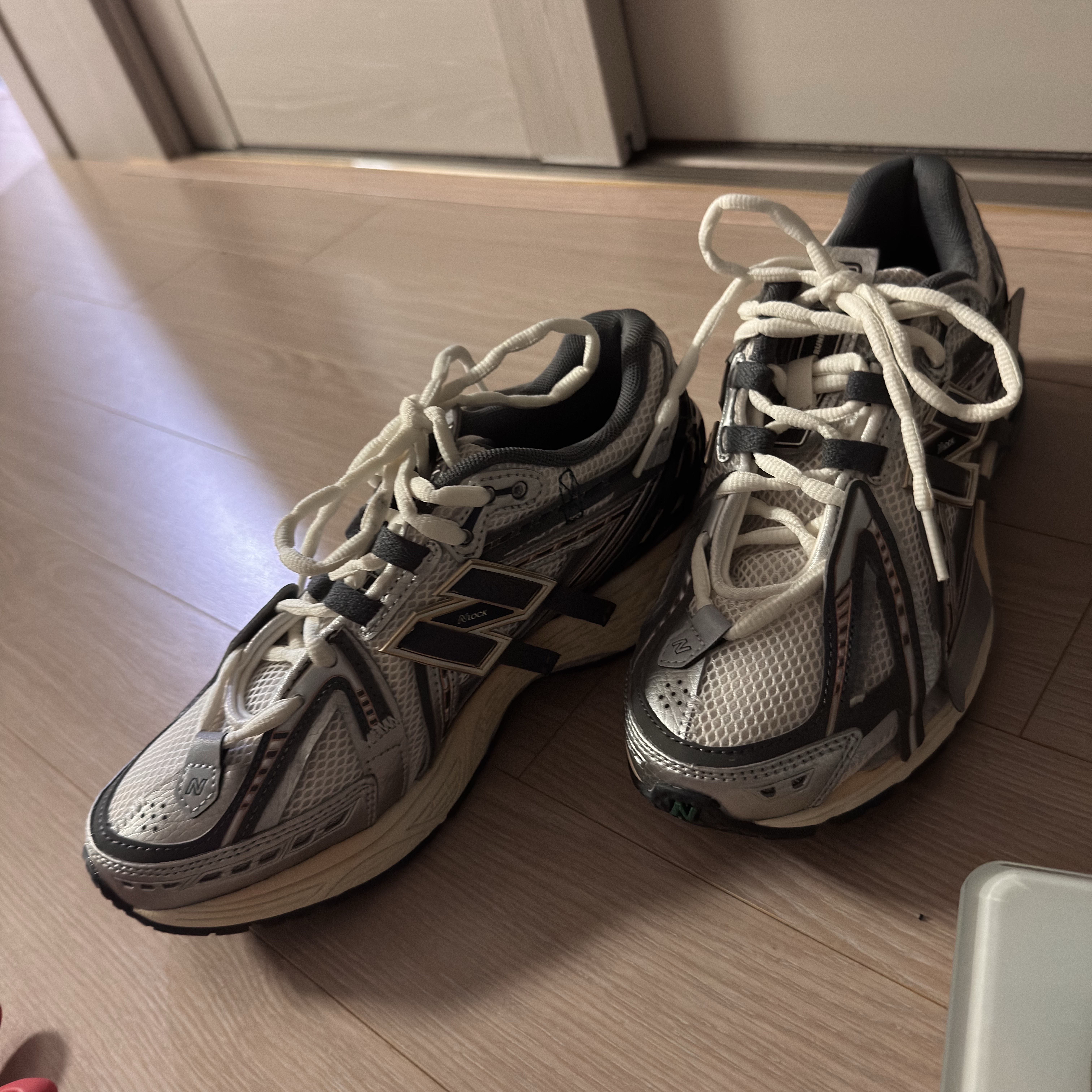 New Balance 1906A Silver Metallic Castlerock 착용 스타일