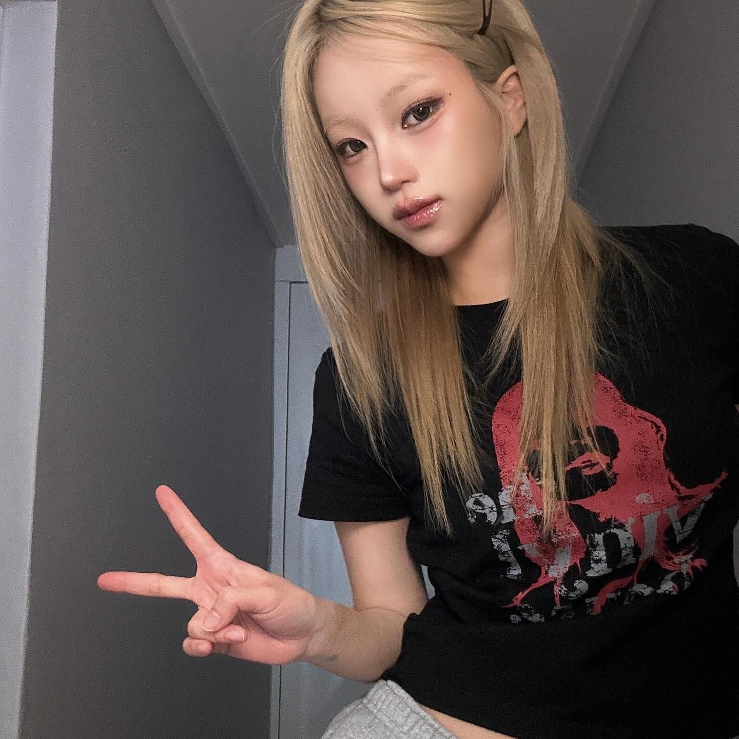 Thevinylhouse Vintage Woman Tee Black 착용 스타일 - 2