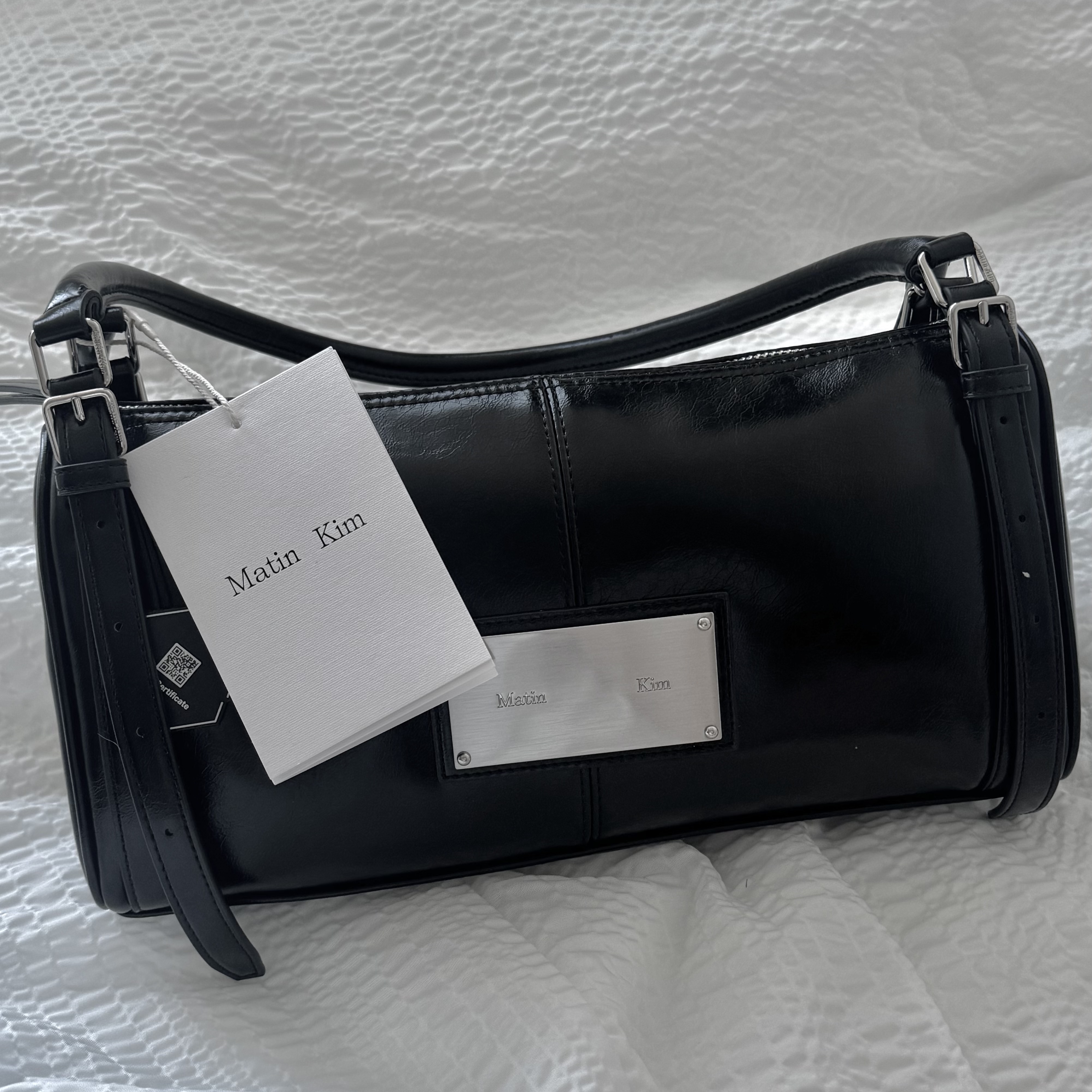 Matin Kim Buckle Strap Shoulder Bag Black 착용 스타일 - 1