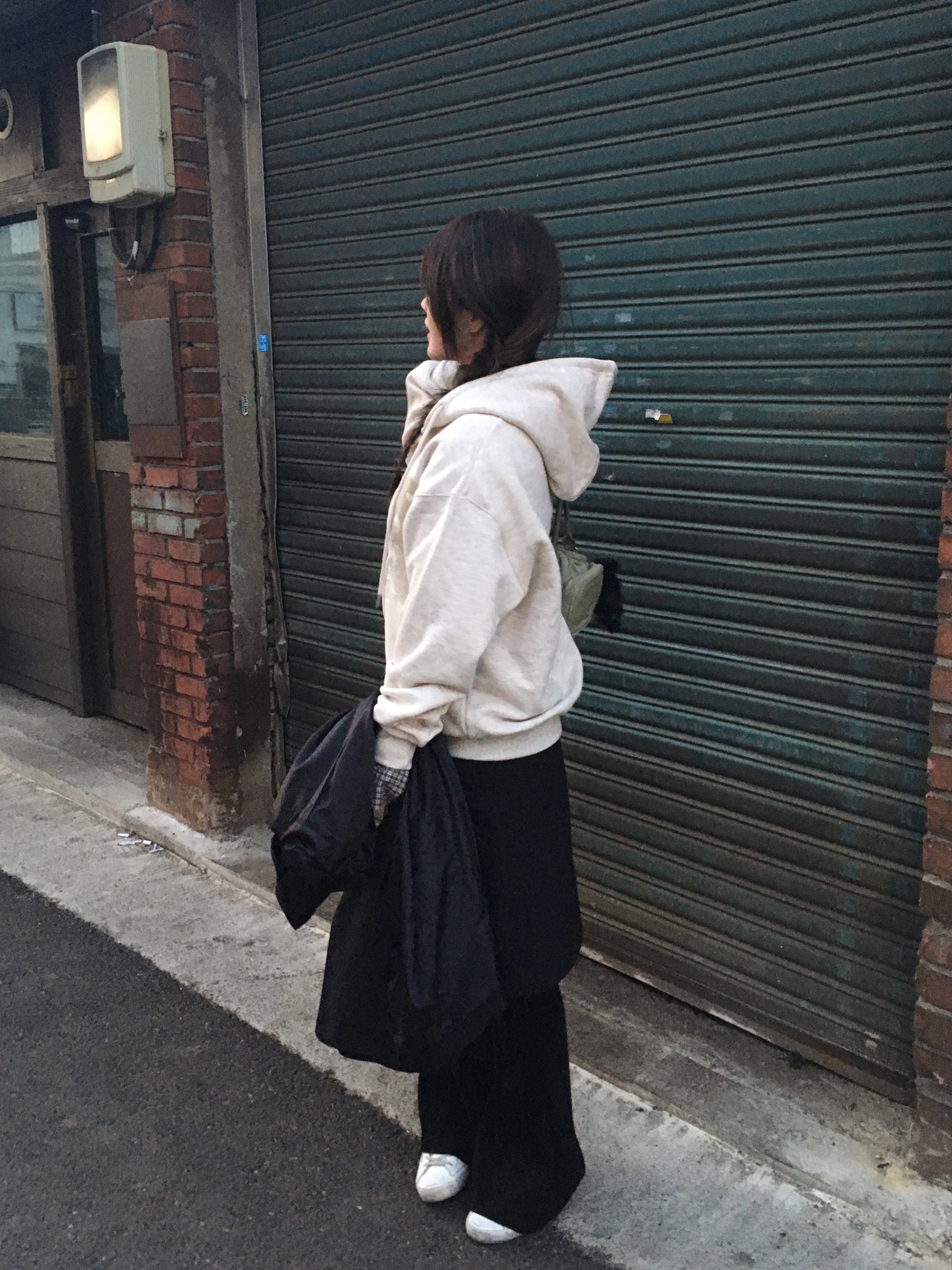 (W) Golden Goose Superstar White Silver Heel Tab Sneakers, Matin Kim Nylon Boston Bag Khaki 착용 스타일 - 2