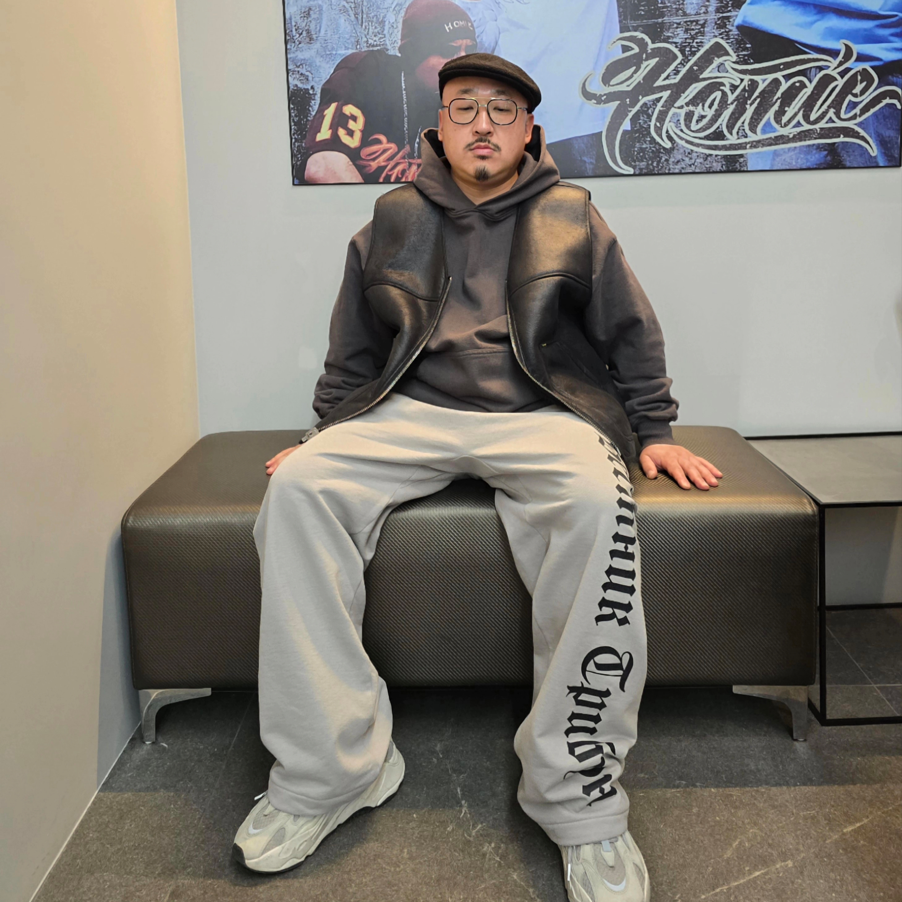 Yeezy x Gosha Rubchinskiy Tribune Herald SP-01 Pants Mocha, Supreme Reversible Faux Shearling Vest Black - 24FW 착용 스타일