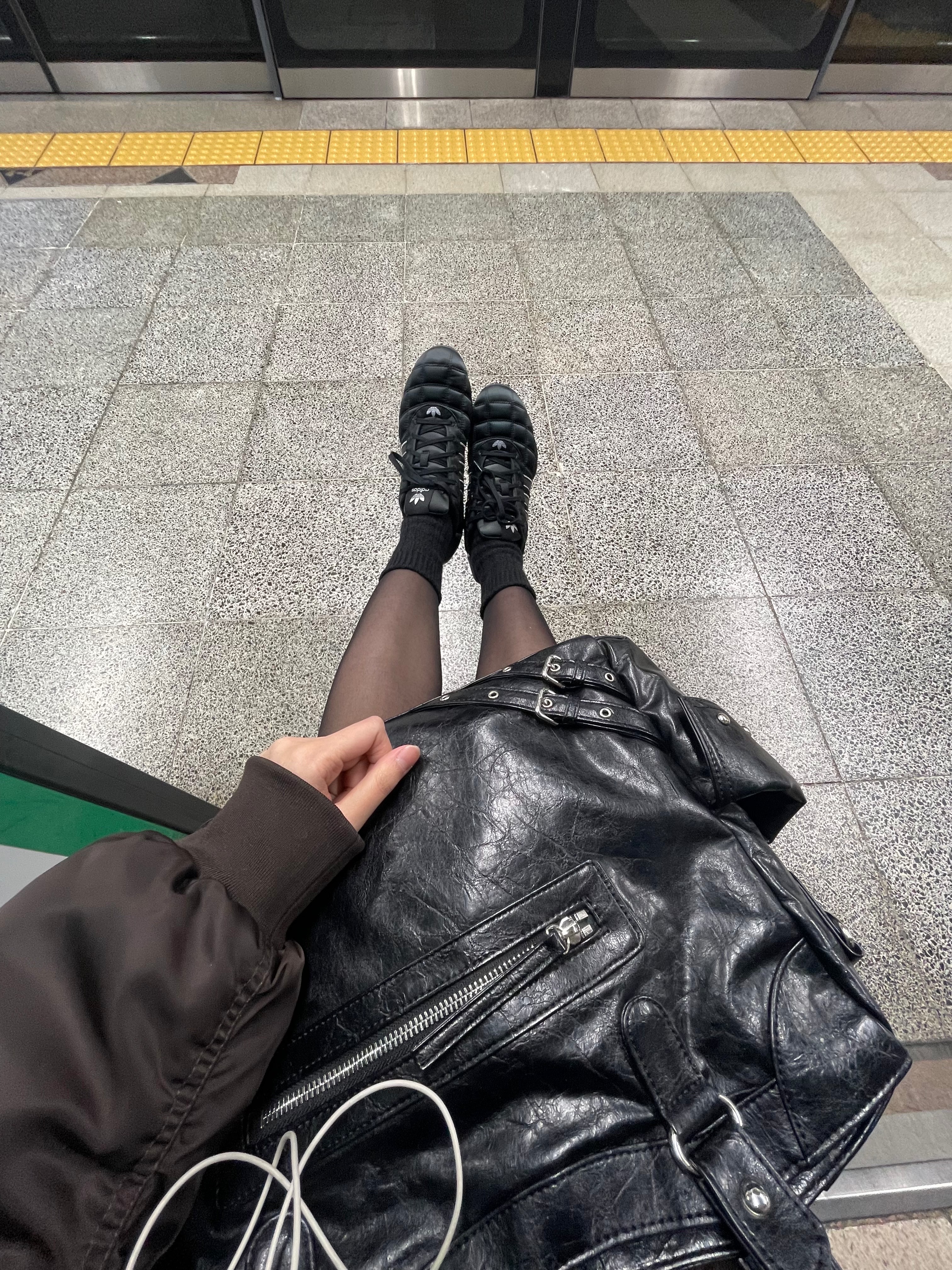 (W) Adidas Adiracer Lo Core Black Silver Metallic 착용 스타일