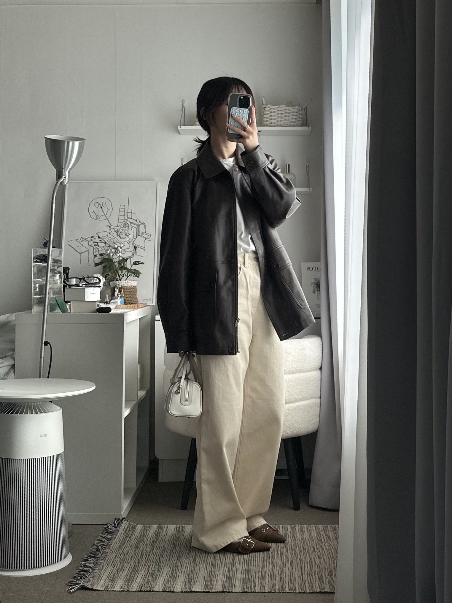 APOA Rueda Mini Bag Off White 착용 스타일 - 2