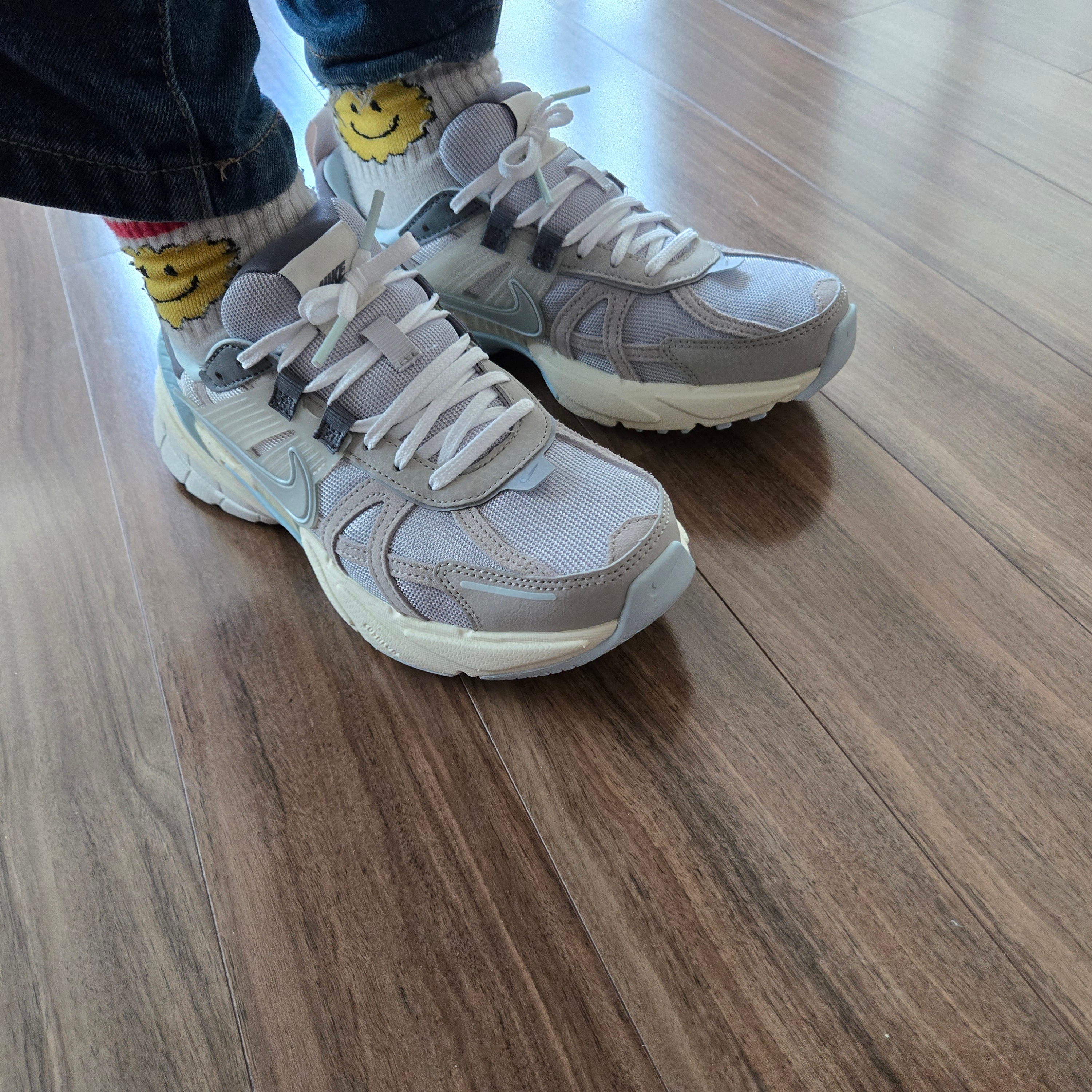 Nike V2K Run Light Bone Metallic Platinum 착용 스타일 - 3