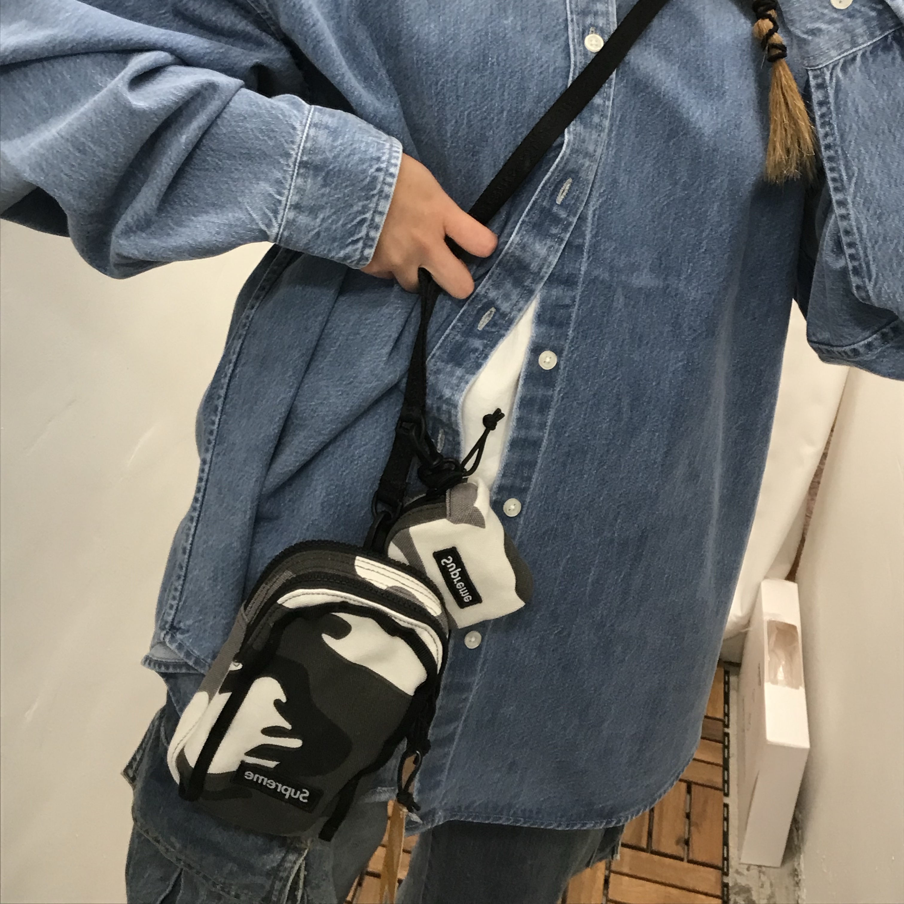 Supreme Small Box Denim Shirt Washed Indigo - 25SS, Supreme Camera Bag + Mini Pouch Snow Camo - 25SS 착용 스타일 - 4