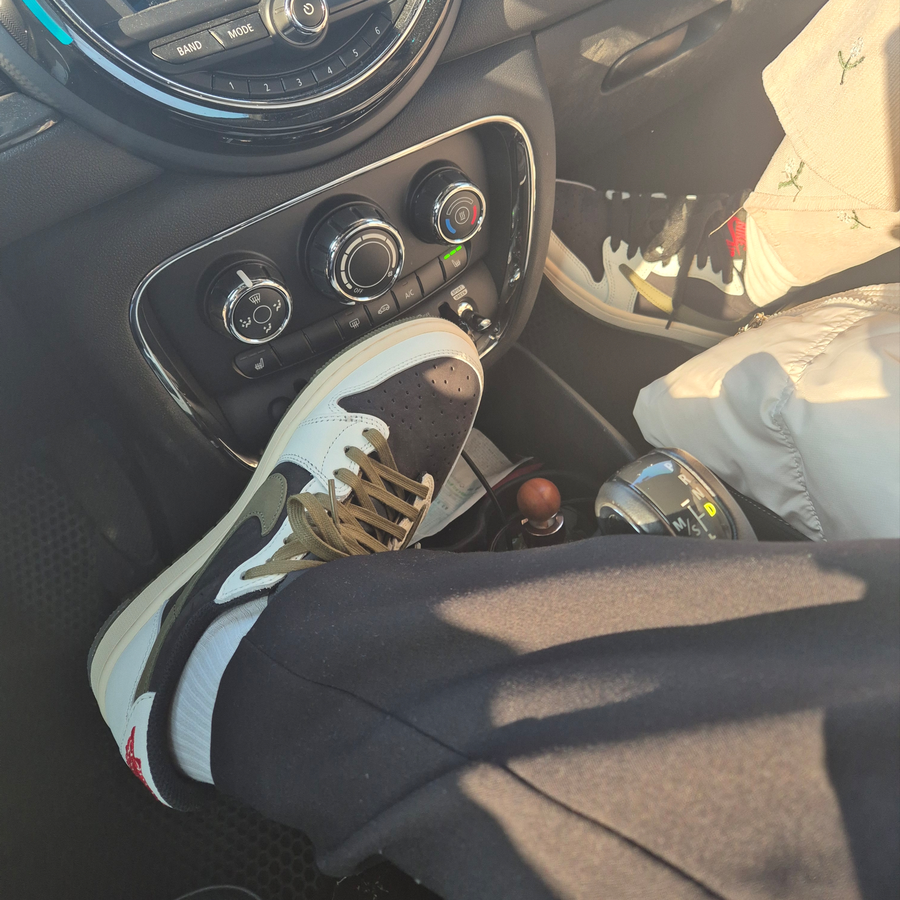 (W) Jordan 1 x Travis Scott Retro Low OG SP Medium Olive 착용 스타일 - 2