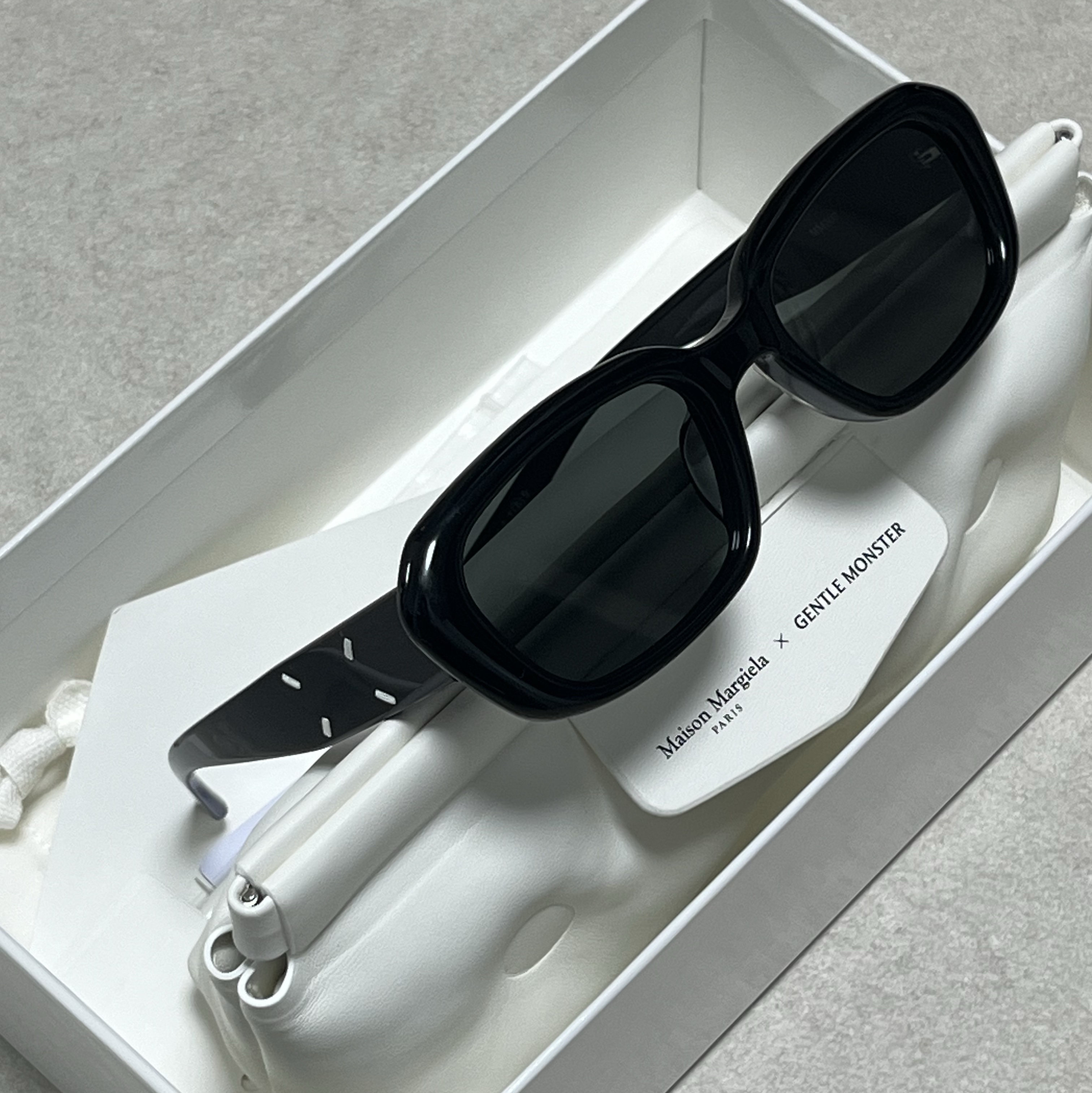 Gentle Monster x Maison Margiela MM207 Black Gray 착용 스타일
