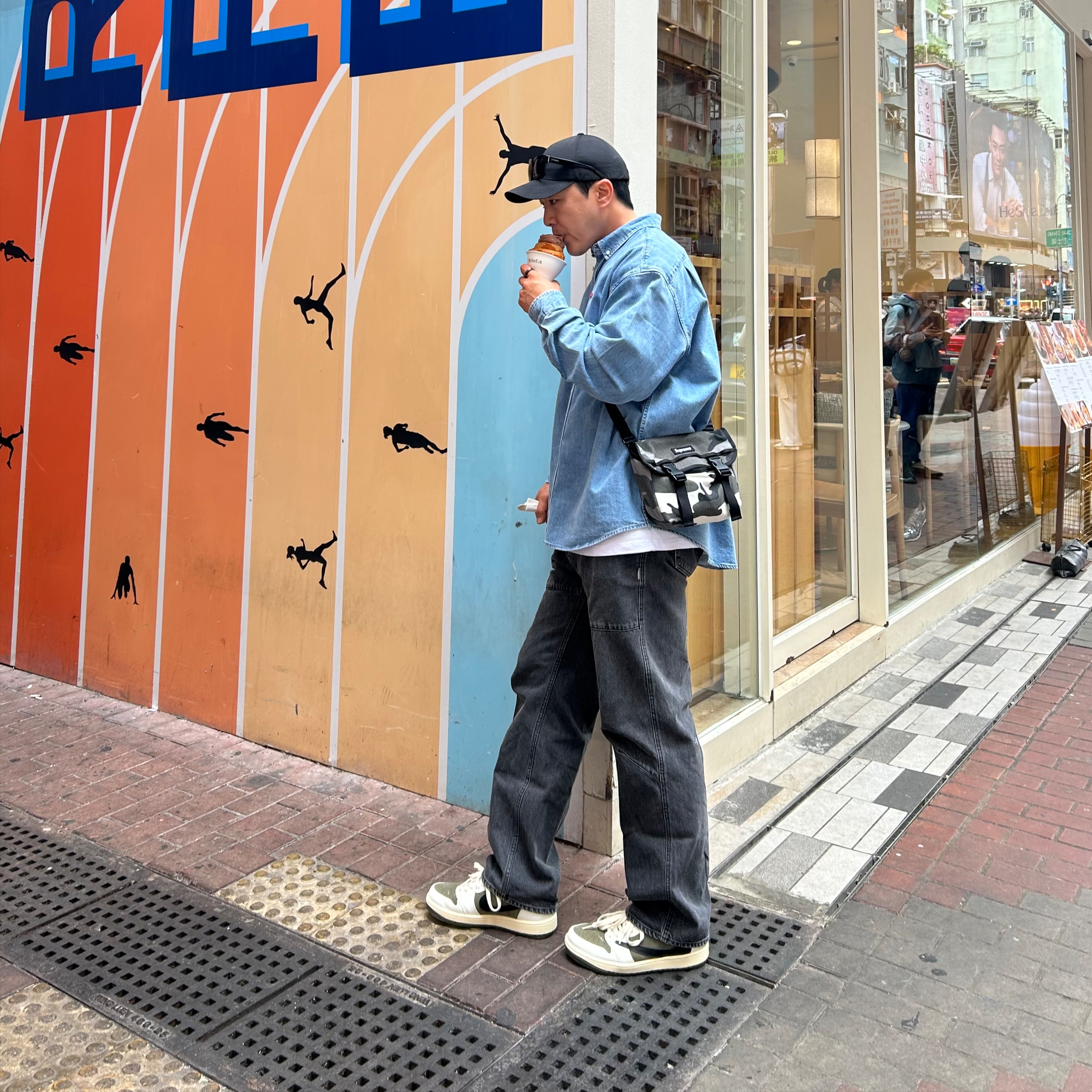 Supreme Small Box Denim Shirt Washed Indigo - 25SS, Supreme Mini Messenger Bag Snow Camo - 25SS 착용 스타일 - 1