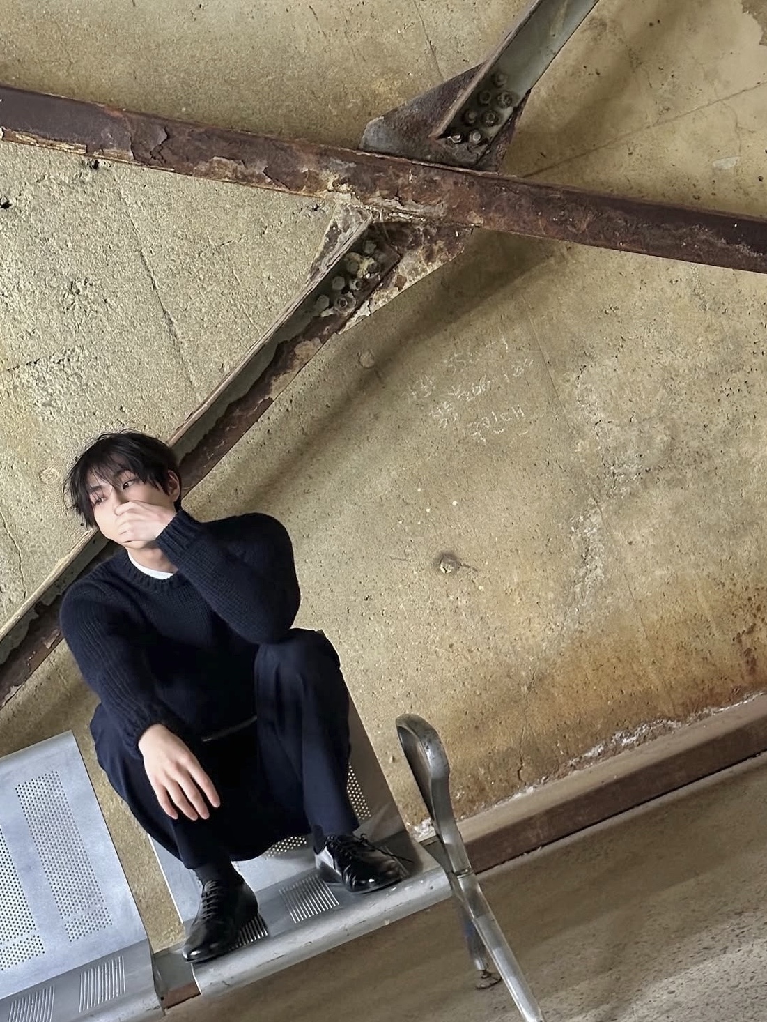 Prada Brushed Leather Lace-Up Shoes Black, Prada Cashmere Crewneck Sweater Black 착용 스타일 - 2