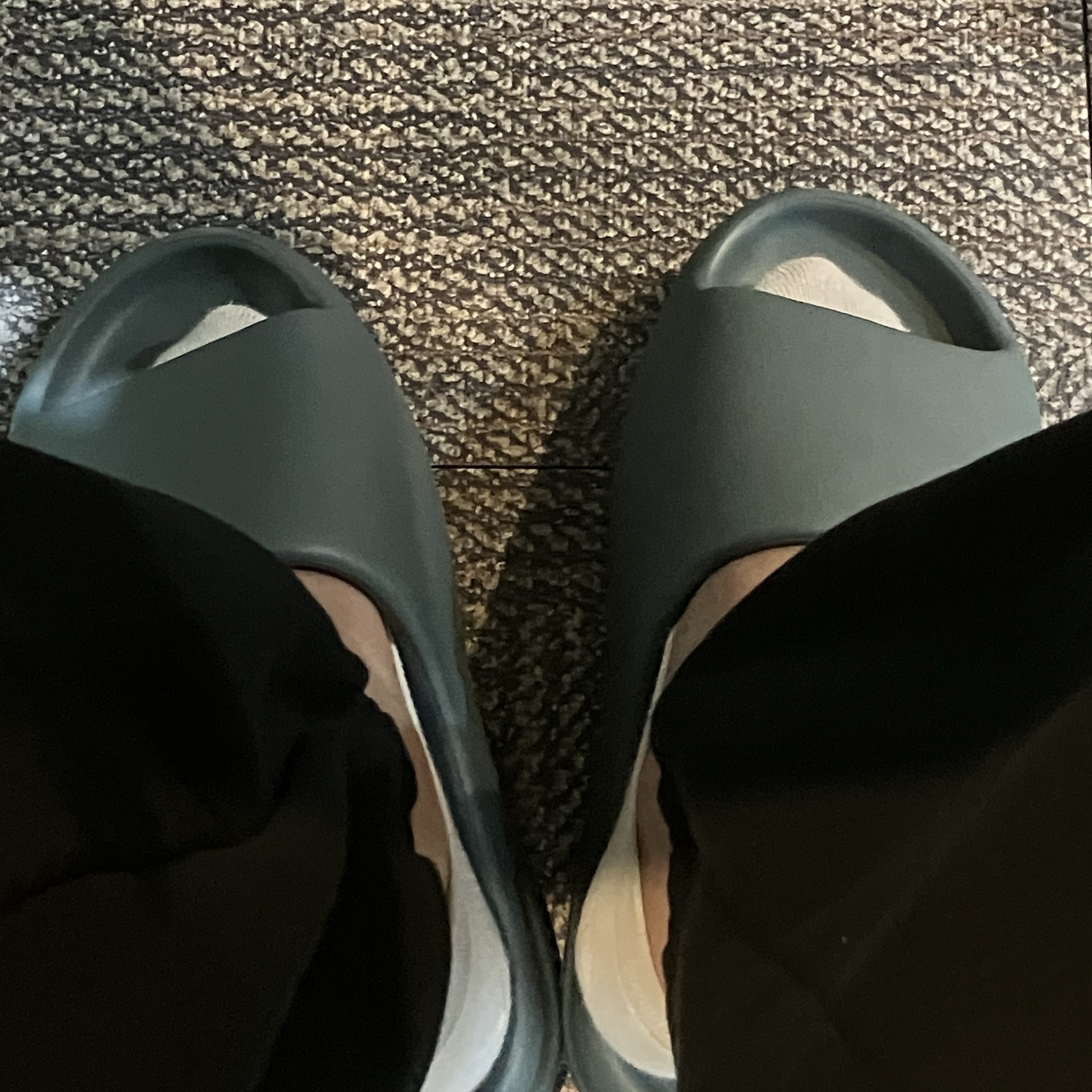 Adidas Yeezy Slide Slate Marine 착용 스타일