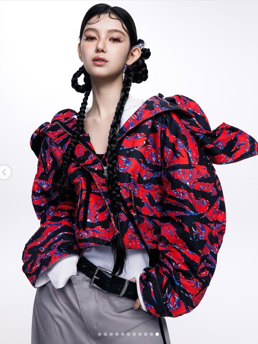 [KREAM 단독] Bonnae Women Collar Graphic Top Black 착용 스타일