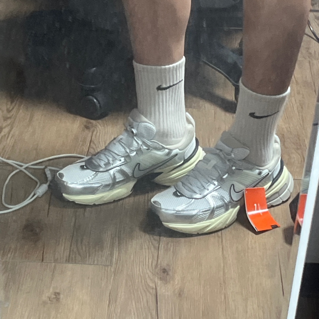 Nike V2K Run Summit White Metallic Silver 착용 스타일