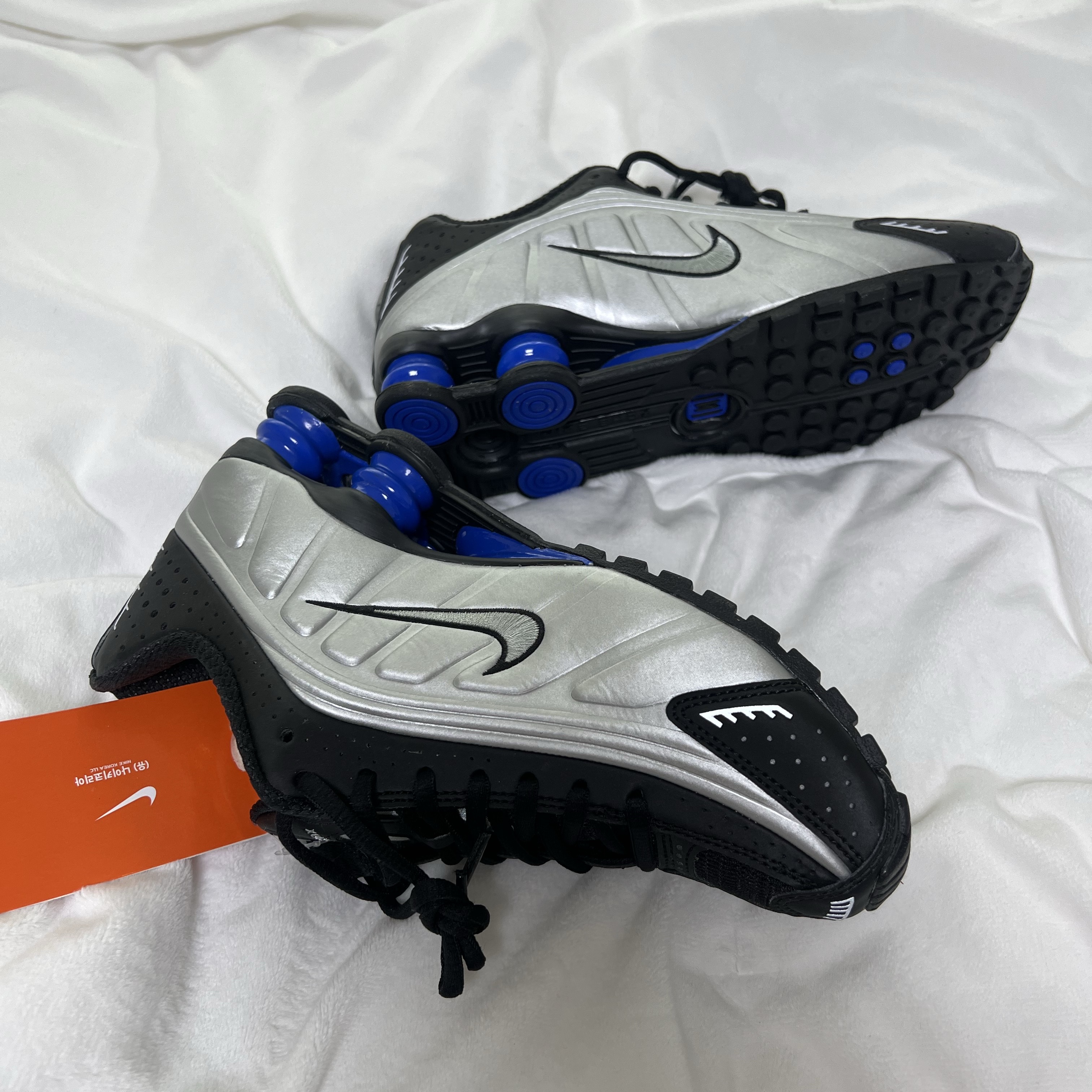 (W) Nike Shox R4 Metallic Silver and Black 착용 스타일 - 4