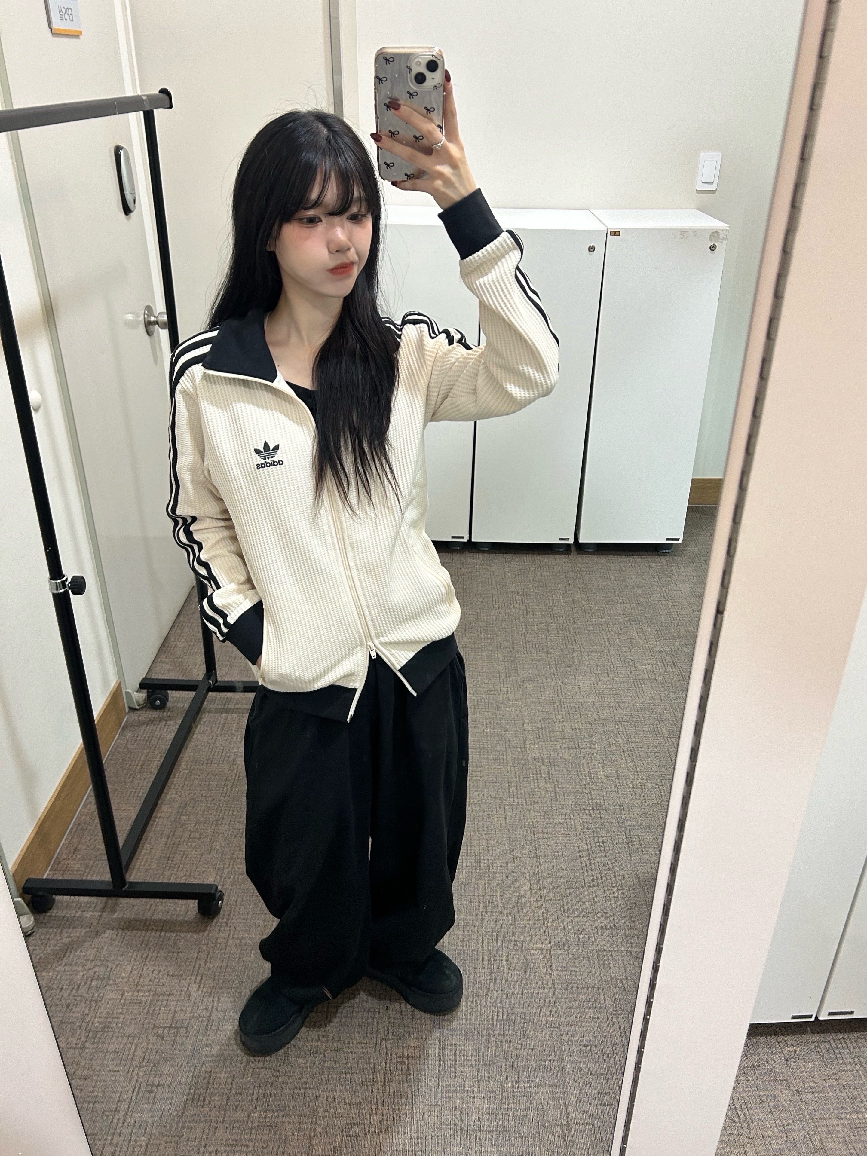 Adidas Waffle Beckenbauer Track Top Wonder White - KR Sizing, (W) UGG Classic Mini Platform Boots Black 착용 스타일 - 2