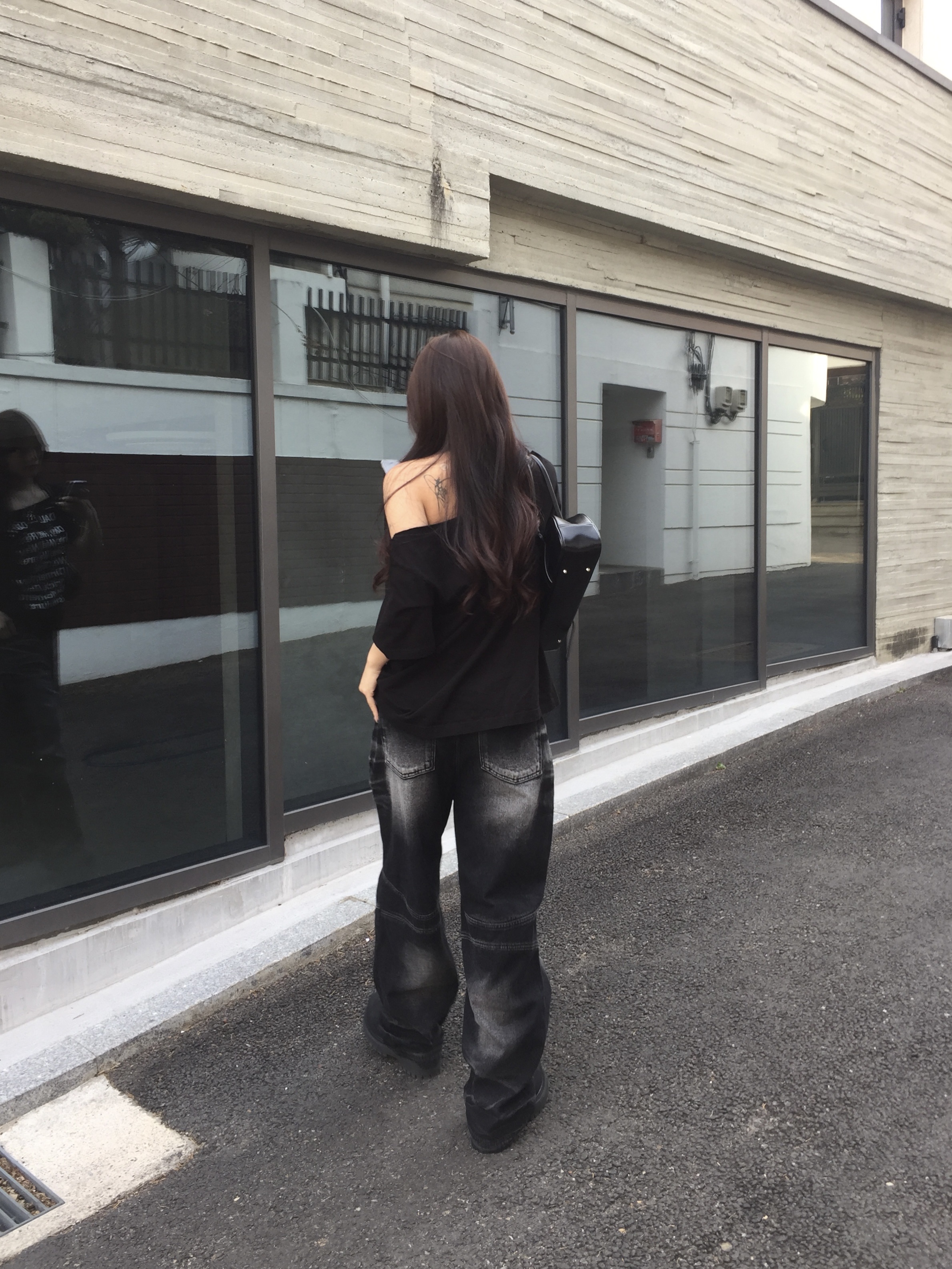 BLR Embossed Wave Washing Wide Denim Pants Black 착용 스타일 - 4