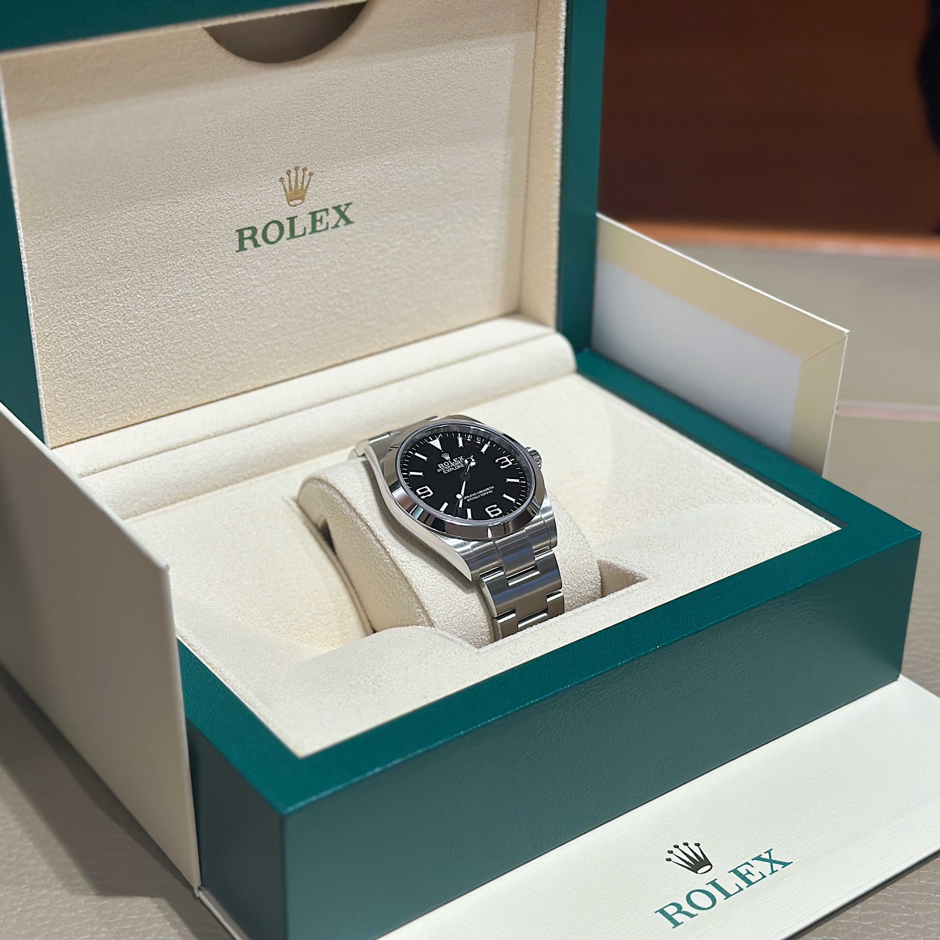 Rolex Explorer 40mm 224270 Black Oyster 착용 스타일 - 2