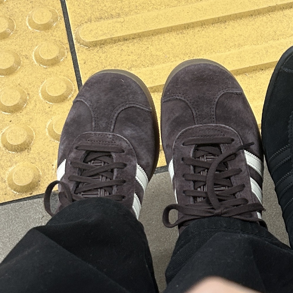 (W) Adidas Gazelle Shadow Brown 착용 스타일