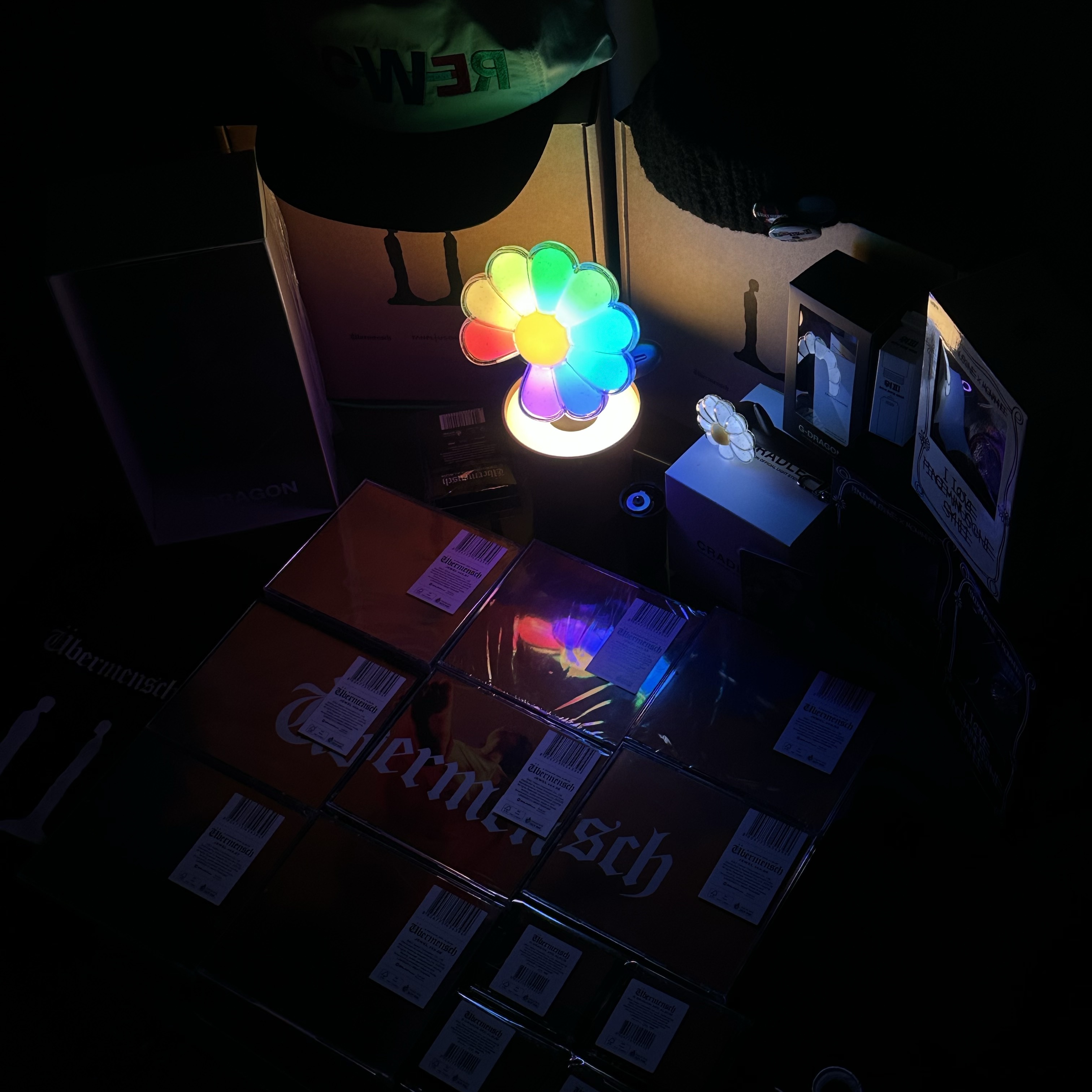 G-DRAGON Power Ball Cap White, G-DRAGON Ubermensch Official Light Stick μ°©μ© μ€νμΌ - 2