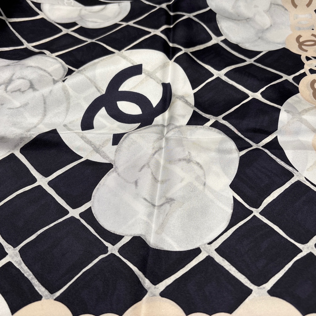 (W) Chanel Square Scarf Silk Twill & Black 착용 스타일