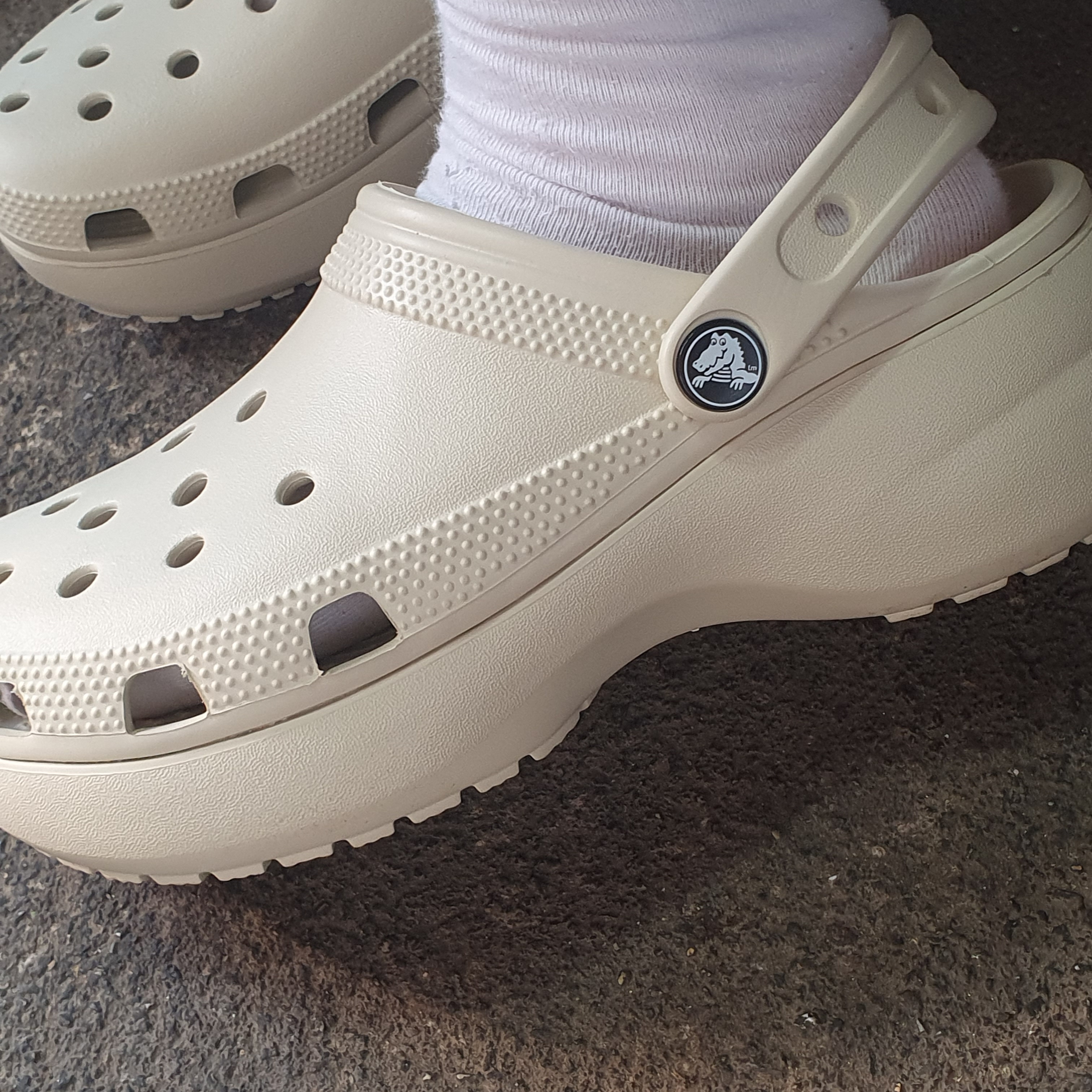 (W) Crocs Classic Platform Clog Bone 착용 스타일 - 2